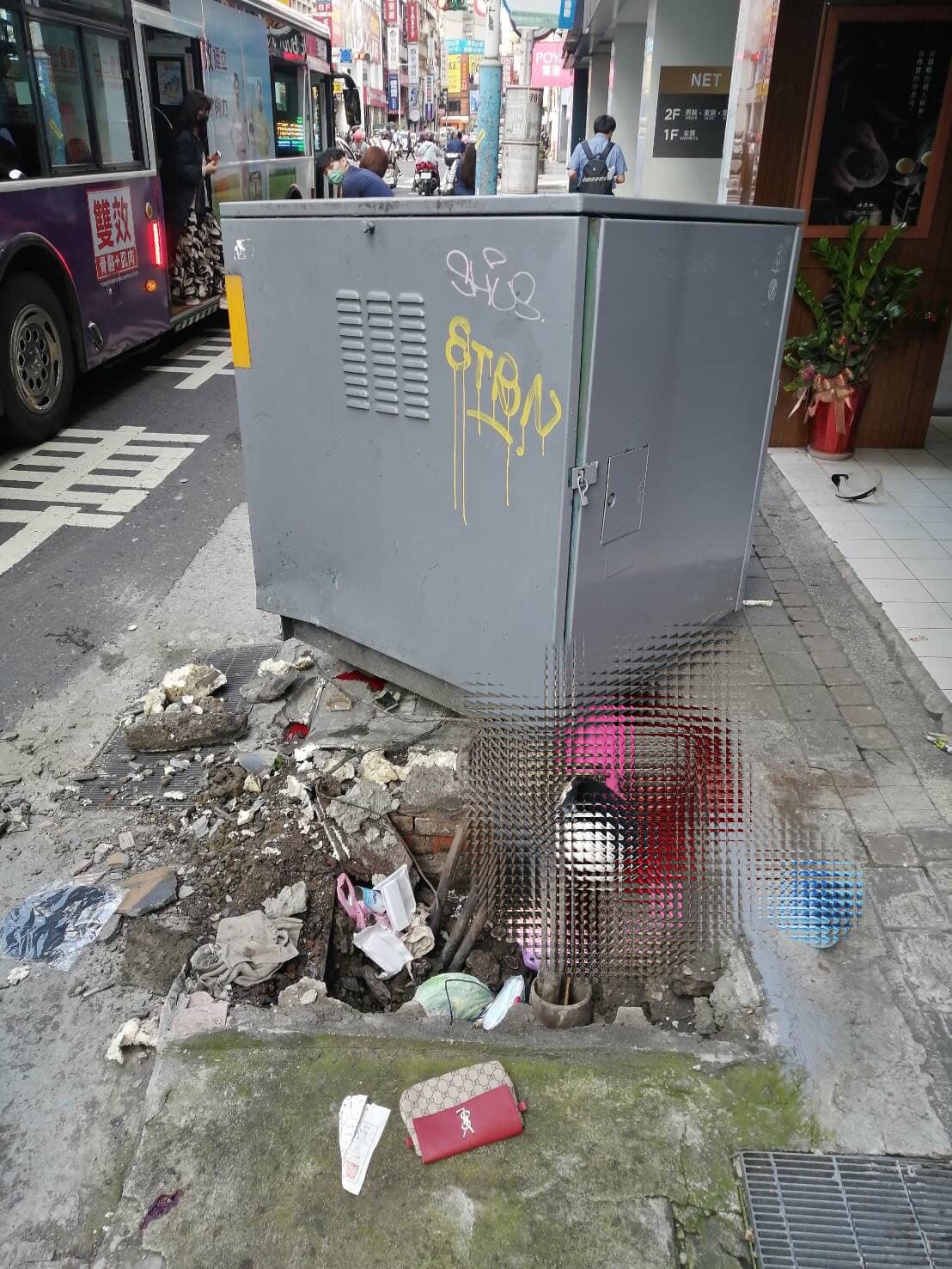 外送員被撞後,躺在變電廂旁。(翻攝畫面)