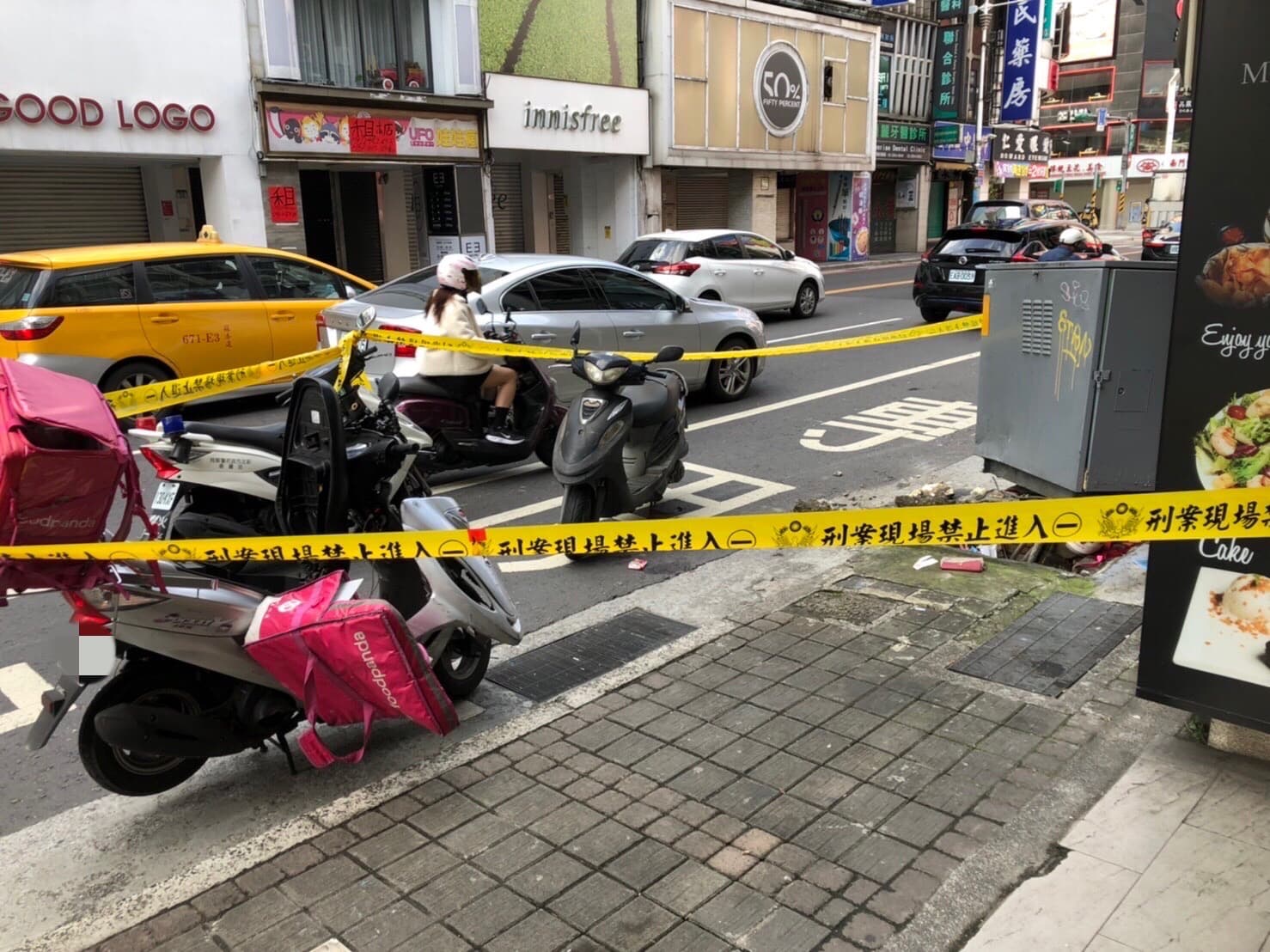 警方在車禍現場拉起封鎖線。(翻攝畫面)