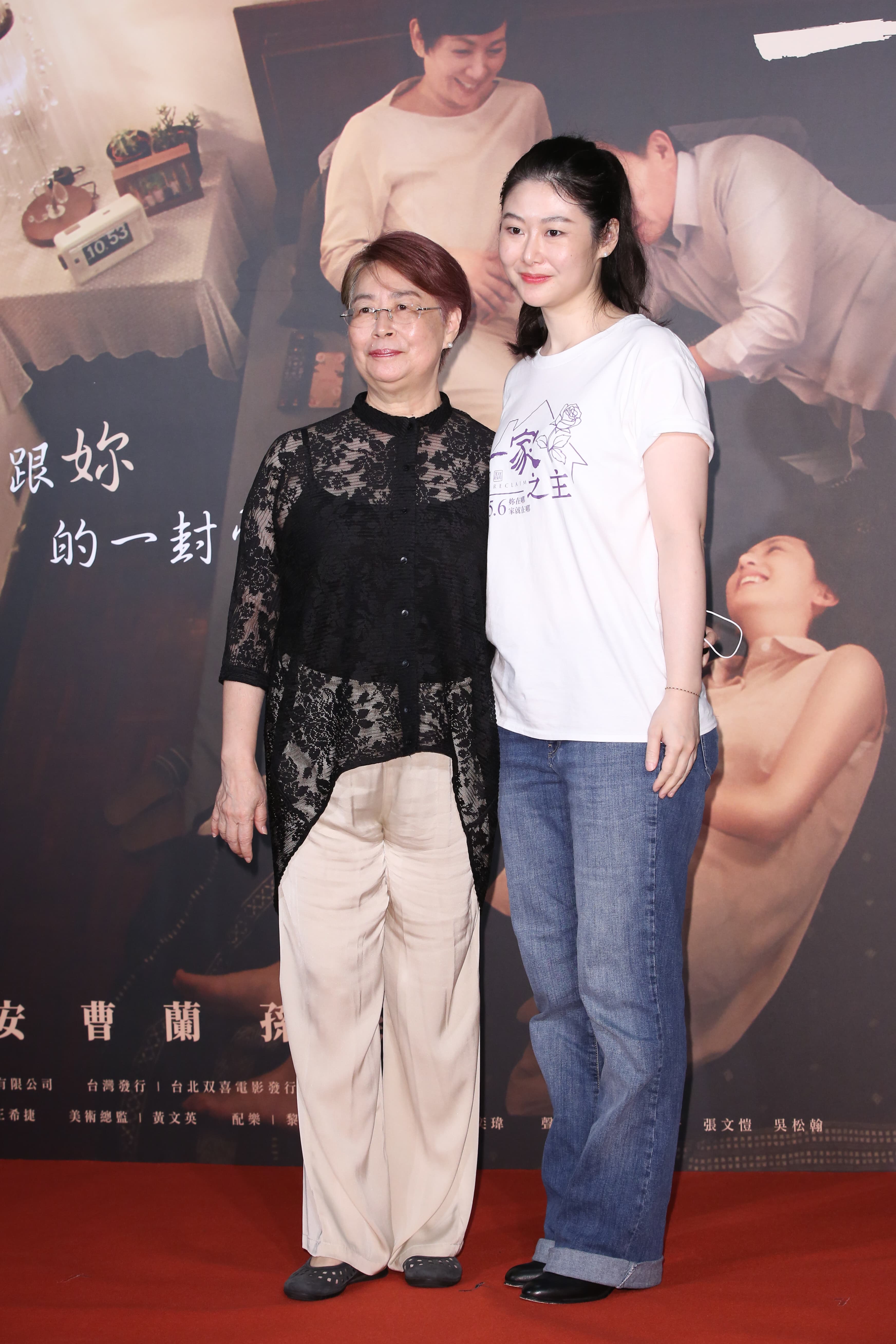 監製戴曉影同時也是導演王希捷的媽媽,母女同台,王希捷更自嘲是「媽寶」。