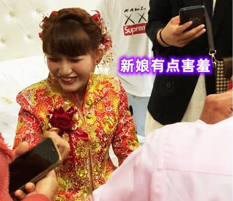 新娘容貌出眾,滿臉洋溢著藏不住的幸福甜笑。(翻攝《網易新聞》)