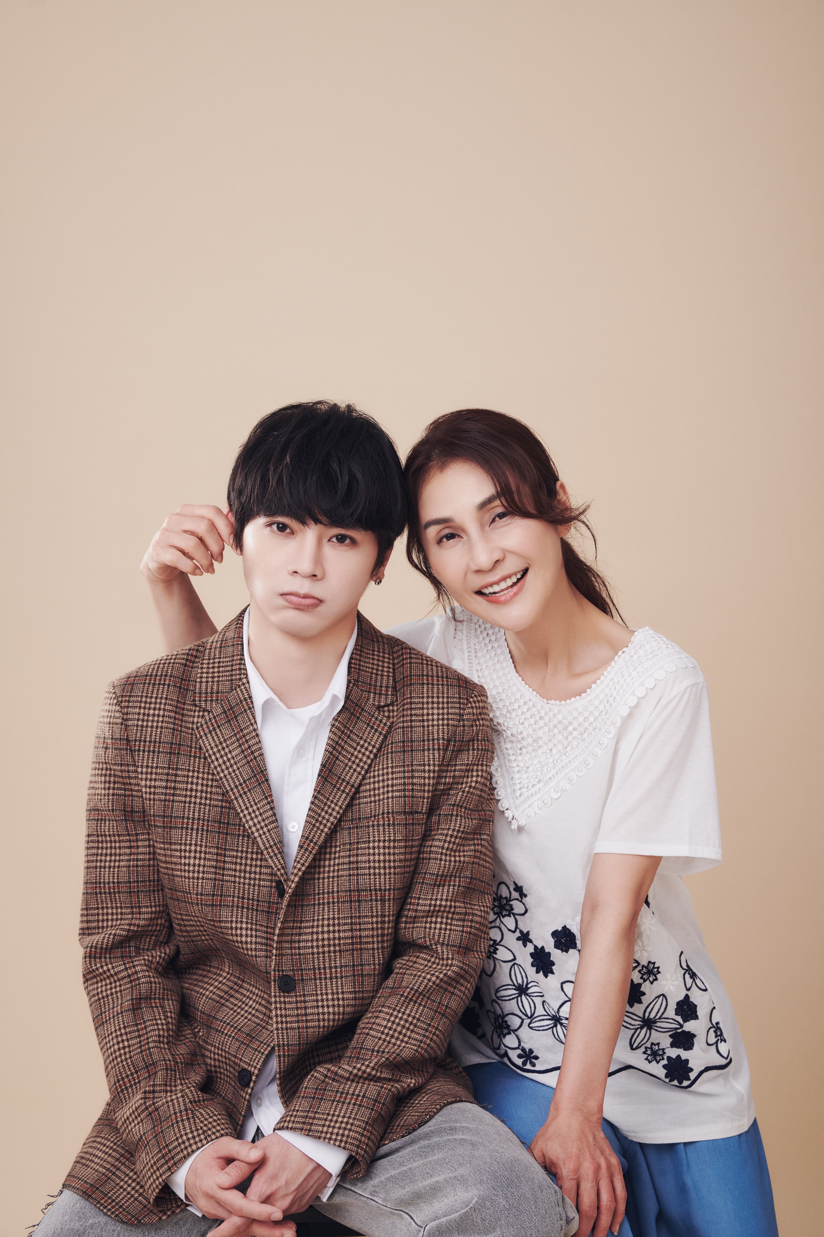 古曜威新歌〈就像我一樣〉MV邀來演員梁佑南攜手演出母子。(單純夢想文創事業、華納音樂提供)