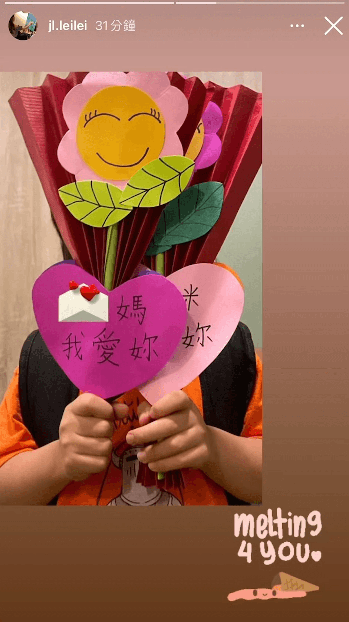 女兒製作了花朵送給李靚蕾。(翻攝李靚蕾IG)