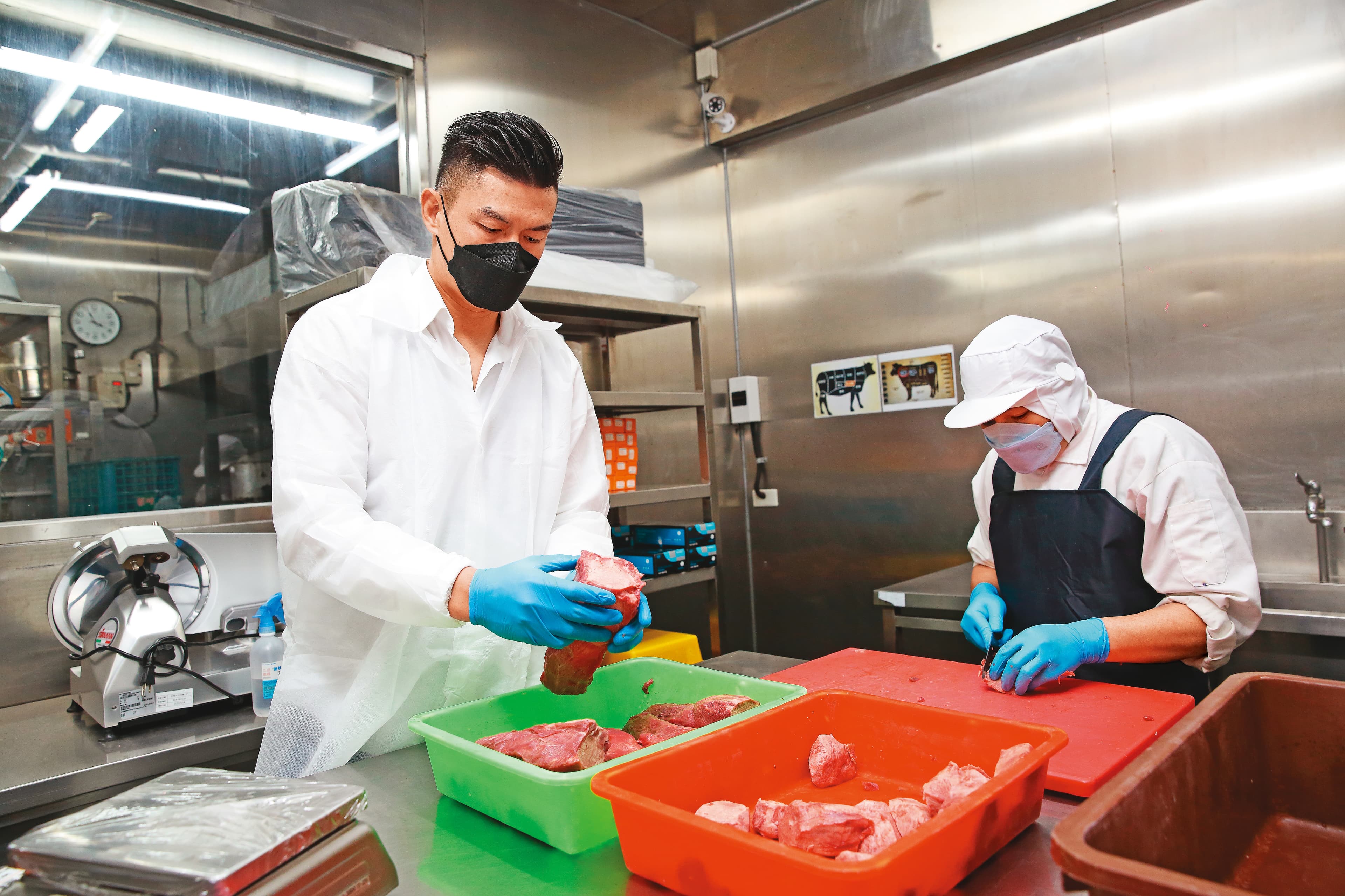 吳念忠親力親為,平常會到中央工廠了解食材處理狀況。