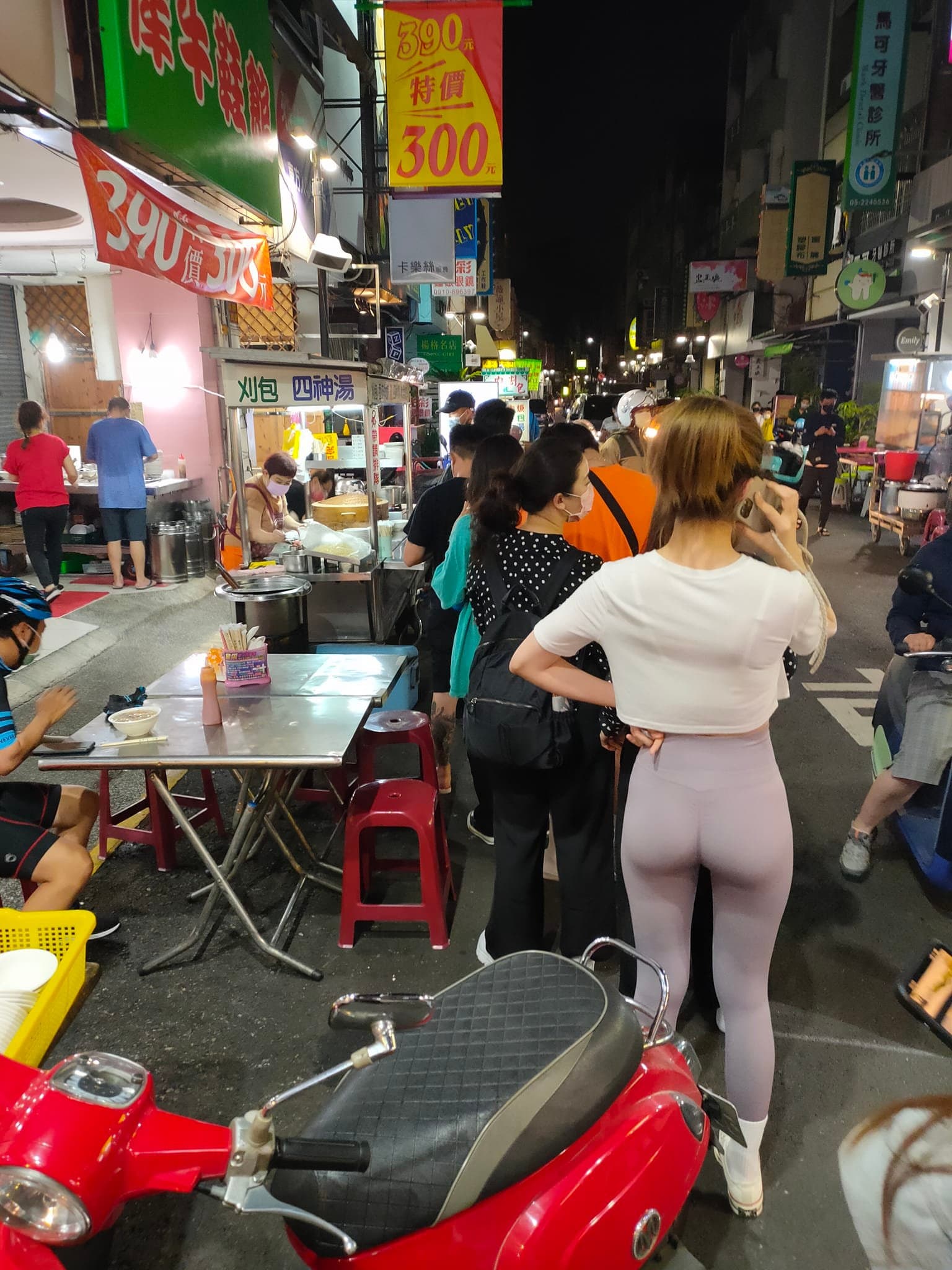 一名網友拍攝排隊購買快篩試劑的照片,「正妹PP微笑線」引來2.8萬人按讚朝聖。(翻攝自爆廢公社)