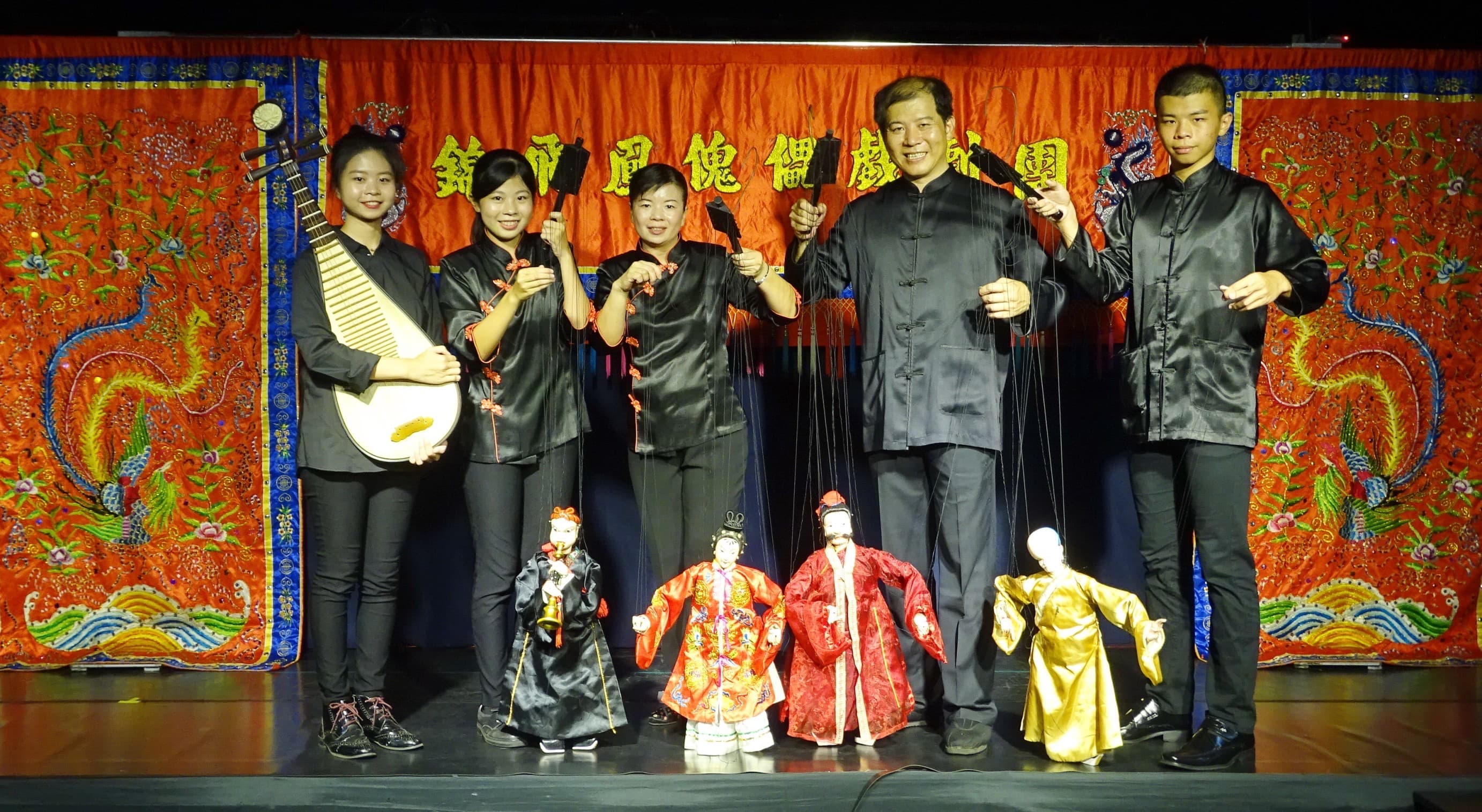 薛熒源（右2）育有2女1子，時常跟著他四處巡迴大型公演。左3為太太張雪香。（薛熒源提供）