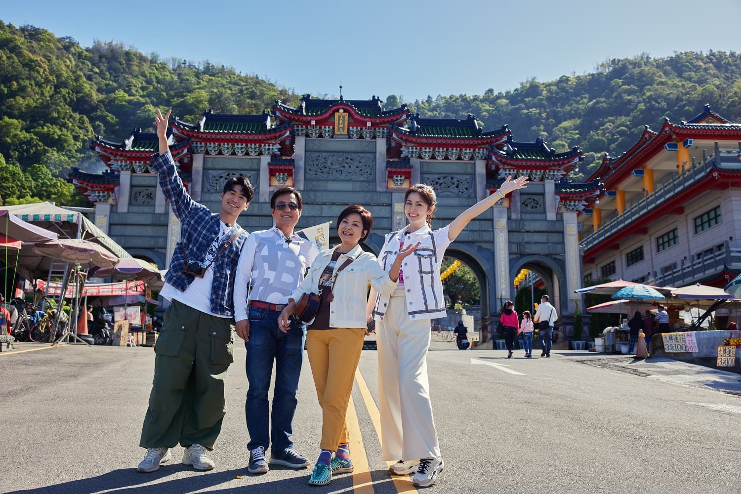 楊貴媚（右2）、檢場（左2）、任容萱（右1）、涂善存（左1）到南投出外景。（東森提供）