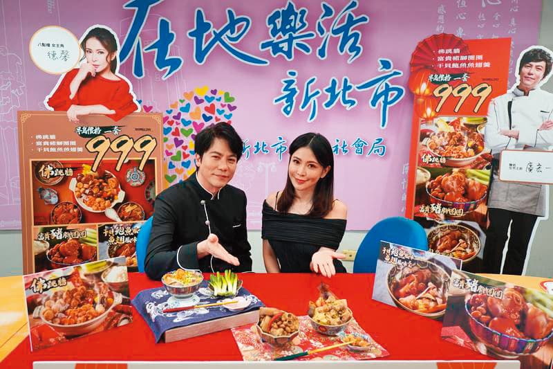 德馨(右)過去曾幫廚師男友廣宏一(左)推出的年菜站台。(民視提供)