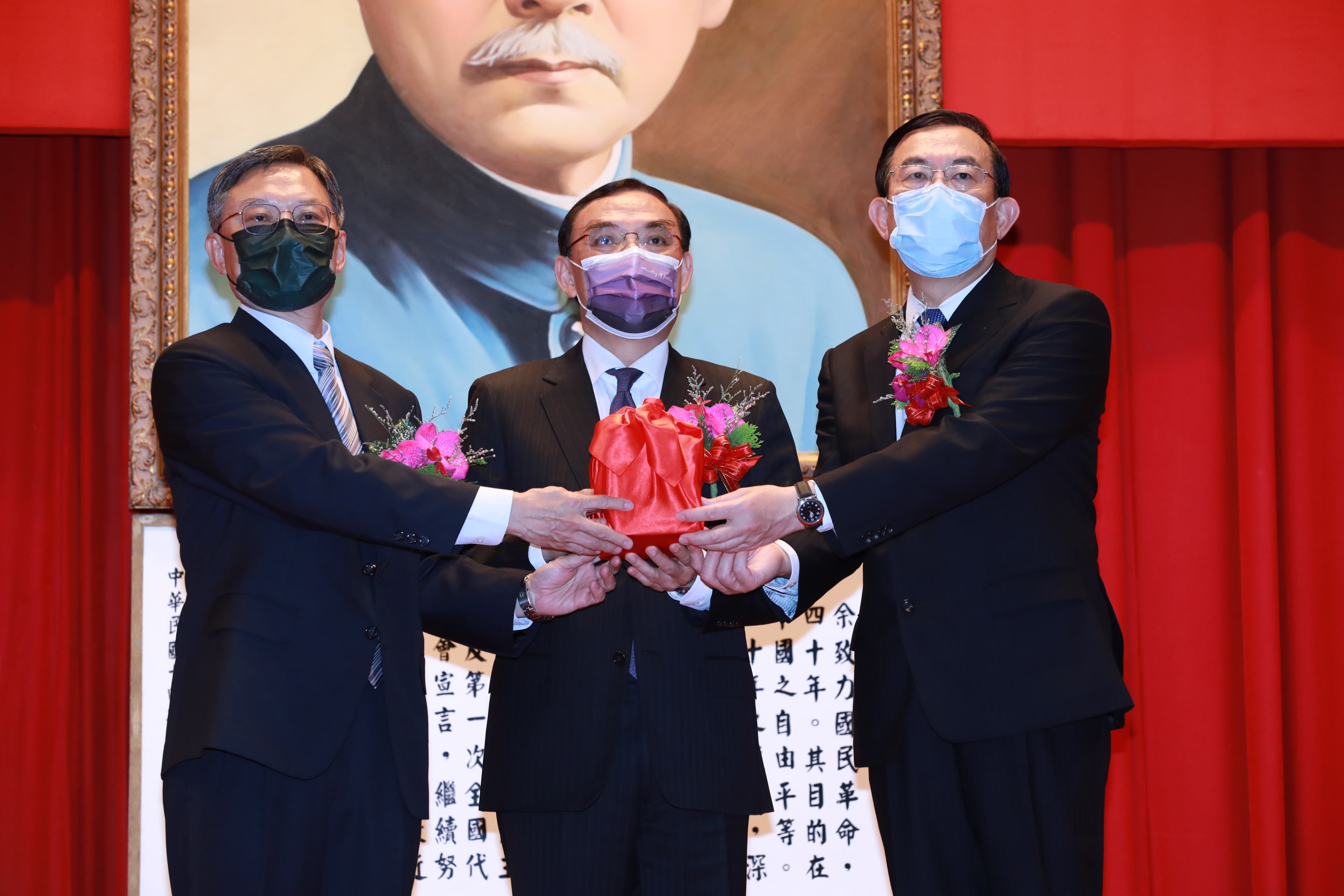 法務部長蔡清祥（中）今監交新、卸任檢察總長交接，他期盼新任檢察總長在年底選舉查賄工作上繼續帶領檢察同仁辦案。