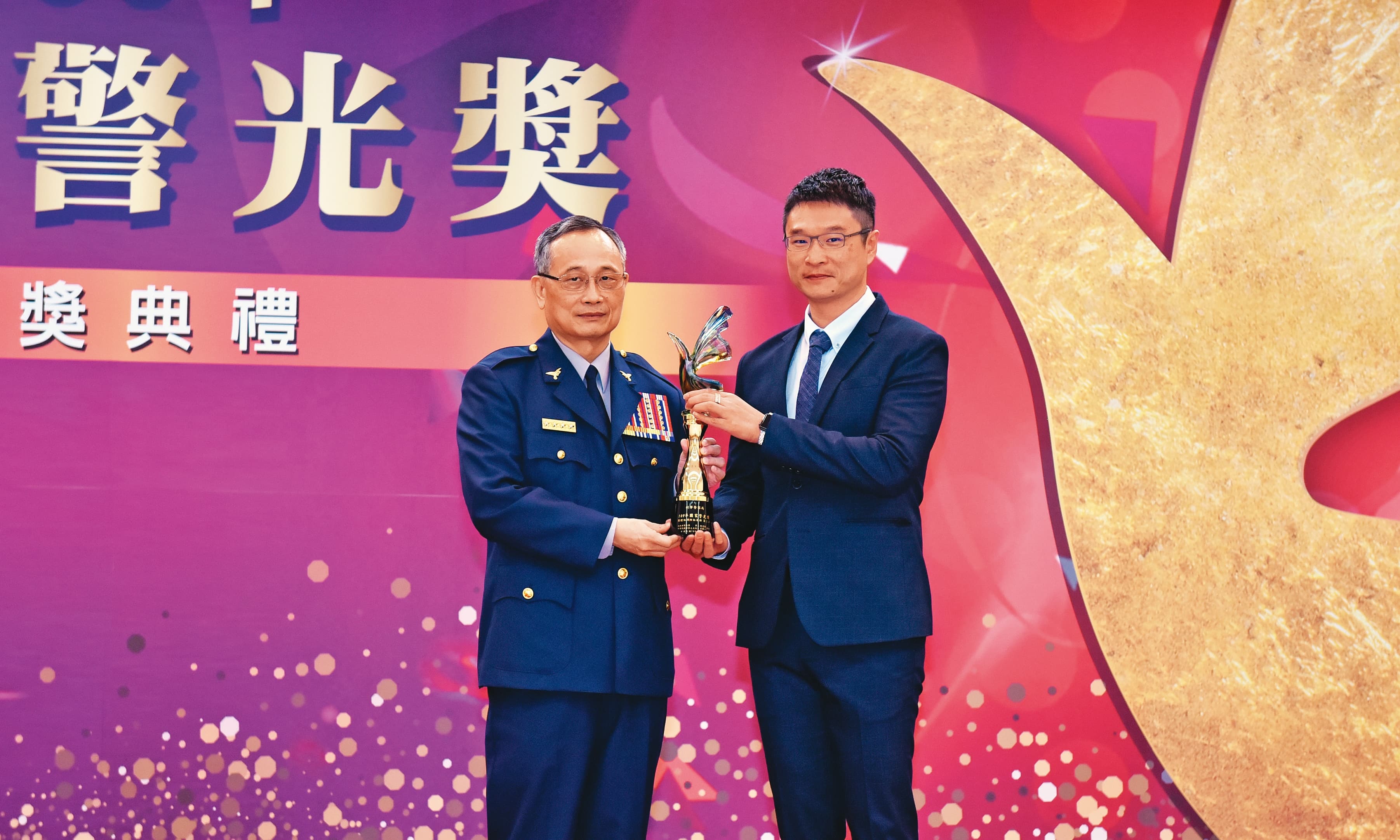 警政署資訊室主任林建隆(右)婉拒高薪挖角,繼續留在警界服務。(警政署提供)