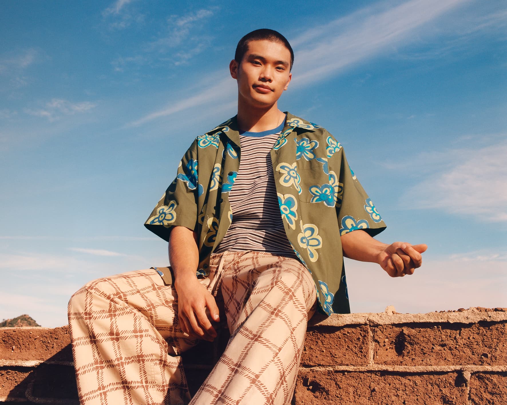 UNIQLO and MARNI寬版短袖開領襯衫。NT$990(優衣庫提供)