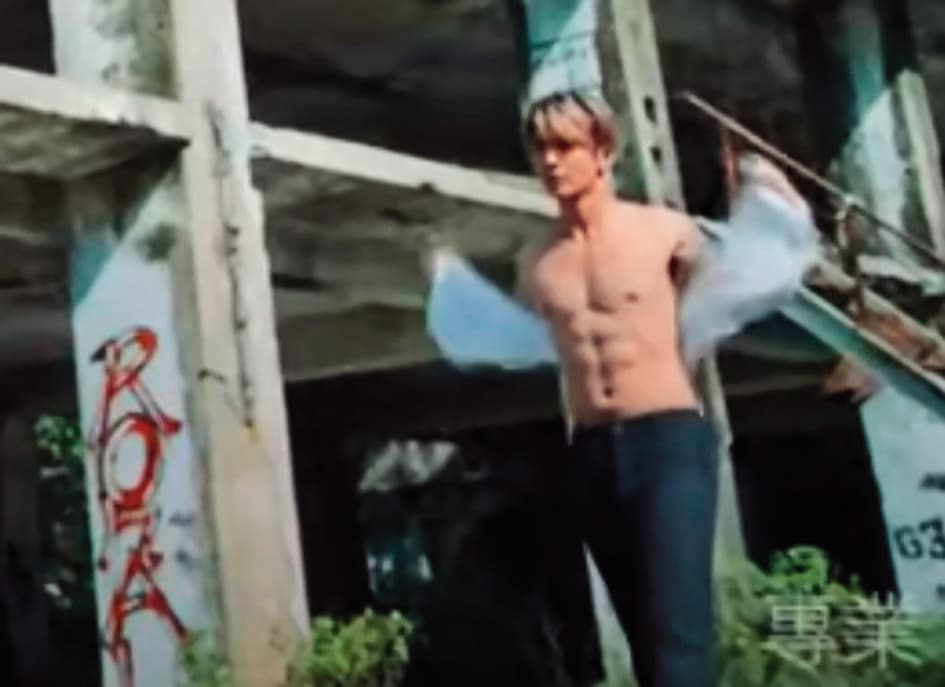 不僅女人,炎亞綸的肌肉偶爾也相當搶眼,讓他成為醫美診所的代言人。(翻攝自愛爾麗YouTube)