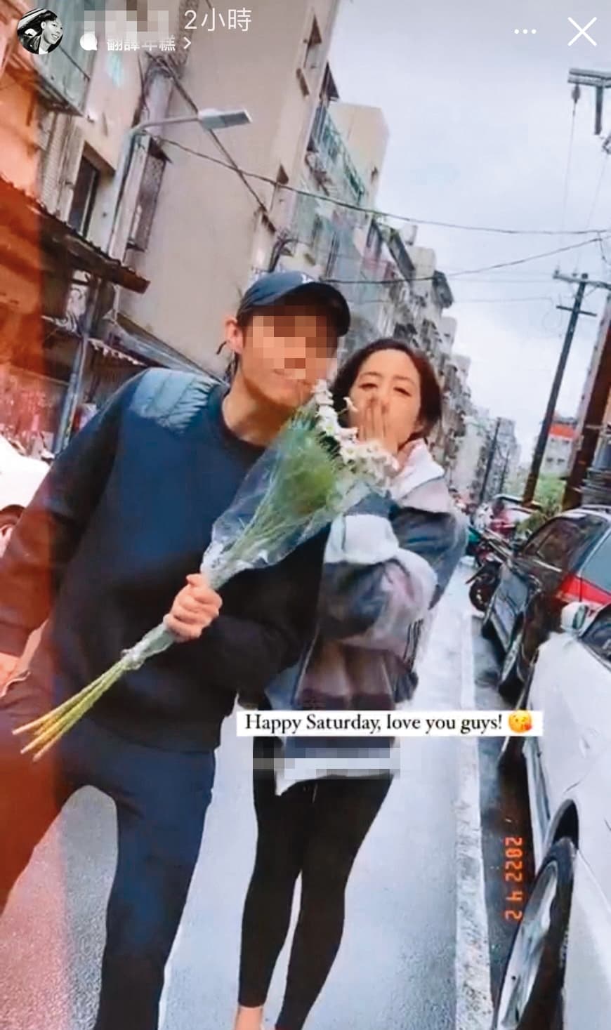 不久前的IG限時動態,莫允雯(右)與周姓富二代(左)親暱合照,共同朋友也覺得兩人可能有譜。(翻攝自莫允雯IG)