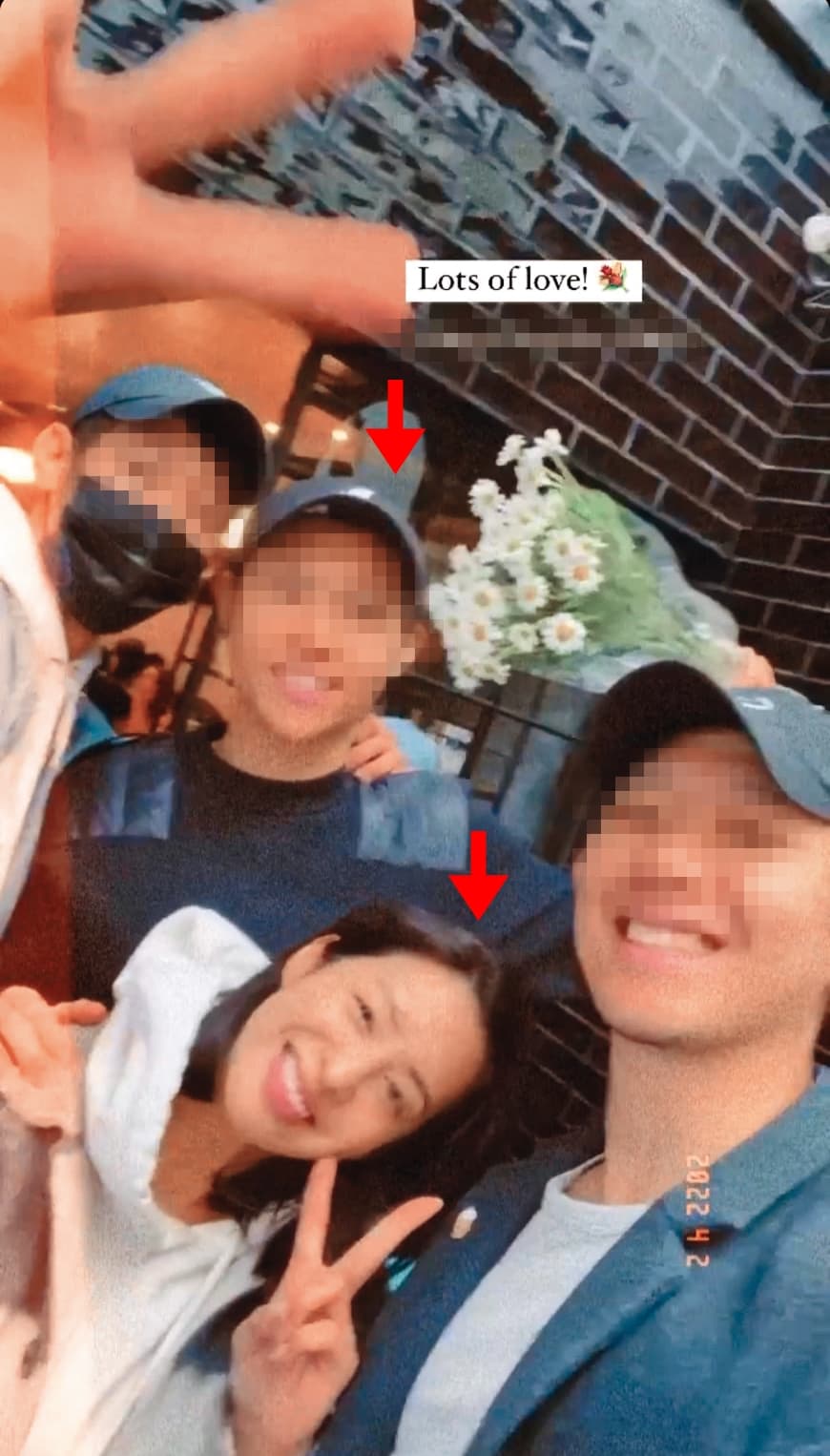 不久前的IG限時動態,莫允雯與周姓富二代親暱合照,共同朋友也覺得兩人可能有譜。(翻攝自莫允雯IG)