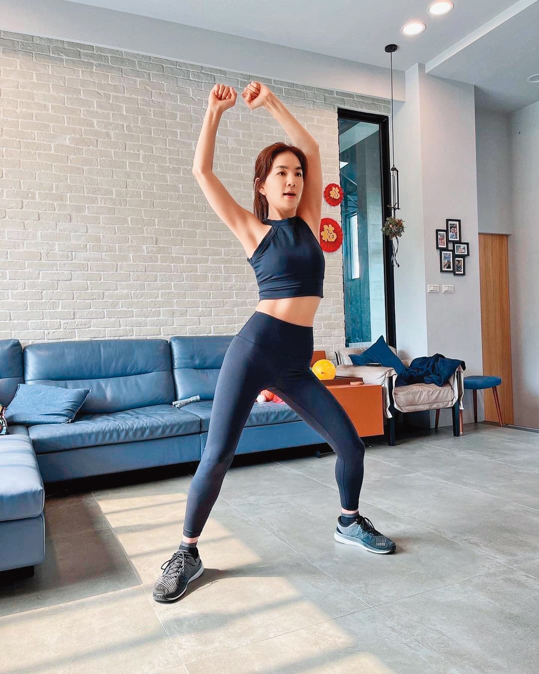 Ella在家跳Zumba,練出川字肌,Respect!(翻攝自Ella IG)