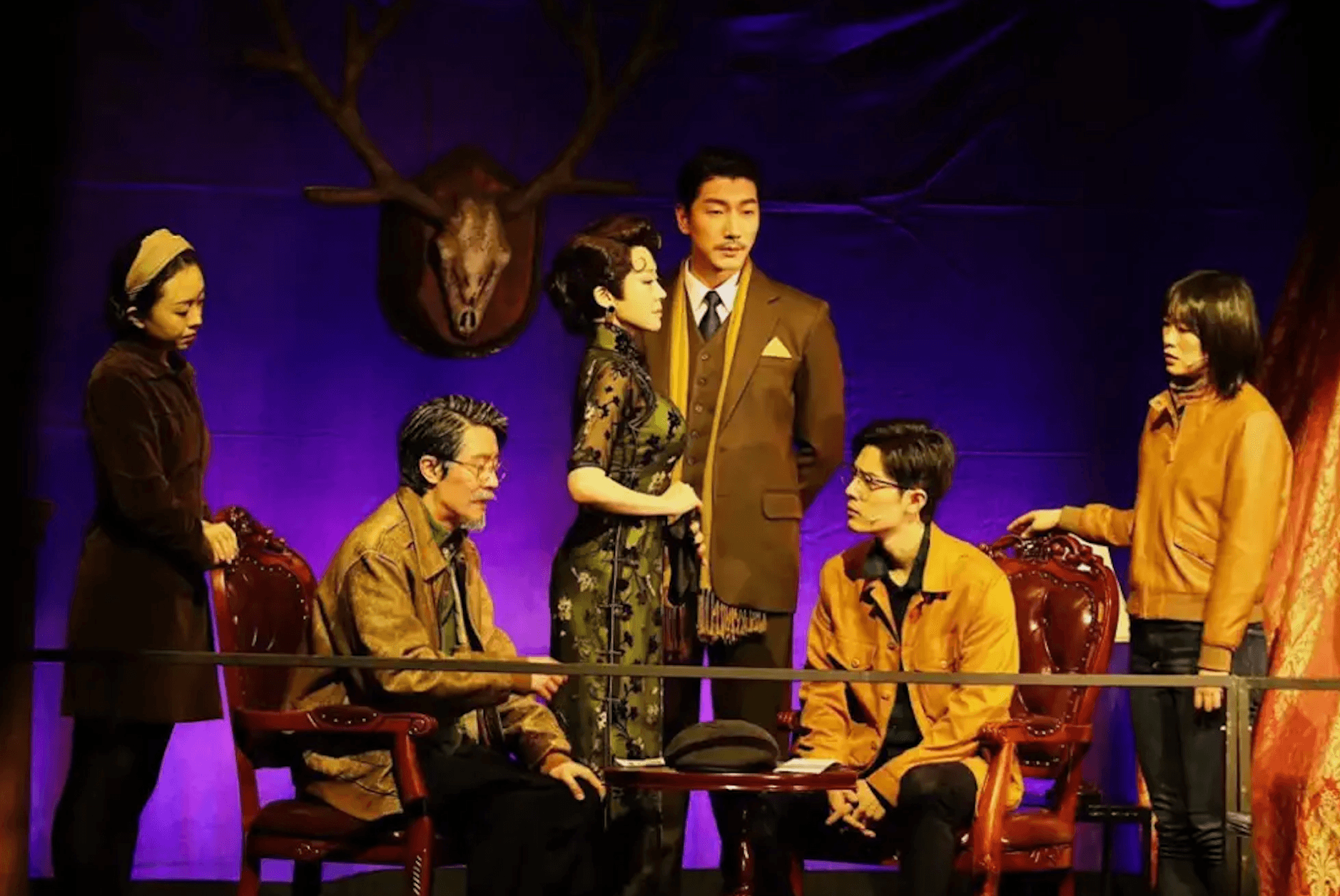 張亮（右三）是模特兒出身，在《爸爸去哪兒》後跨足演戲，近年還參與舞台劇演出。（網路圖片）