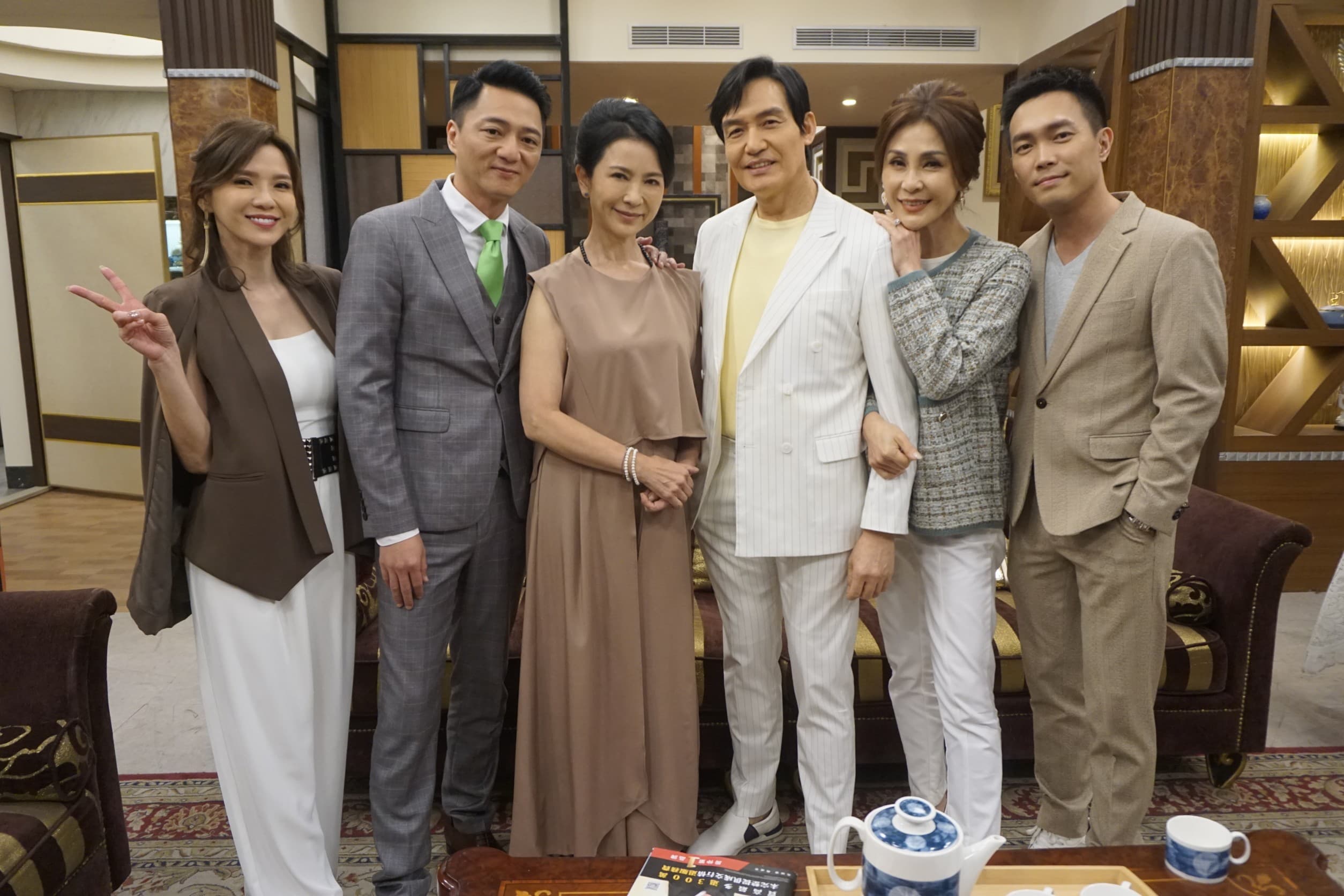 《黃金歲月》張家大家族,左起胡嘉愛、藍葦華、張倩、霍正奇、梁佑南、許仁杰。(民視提供)