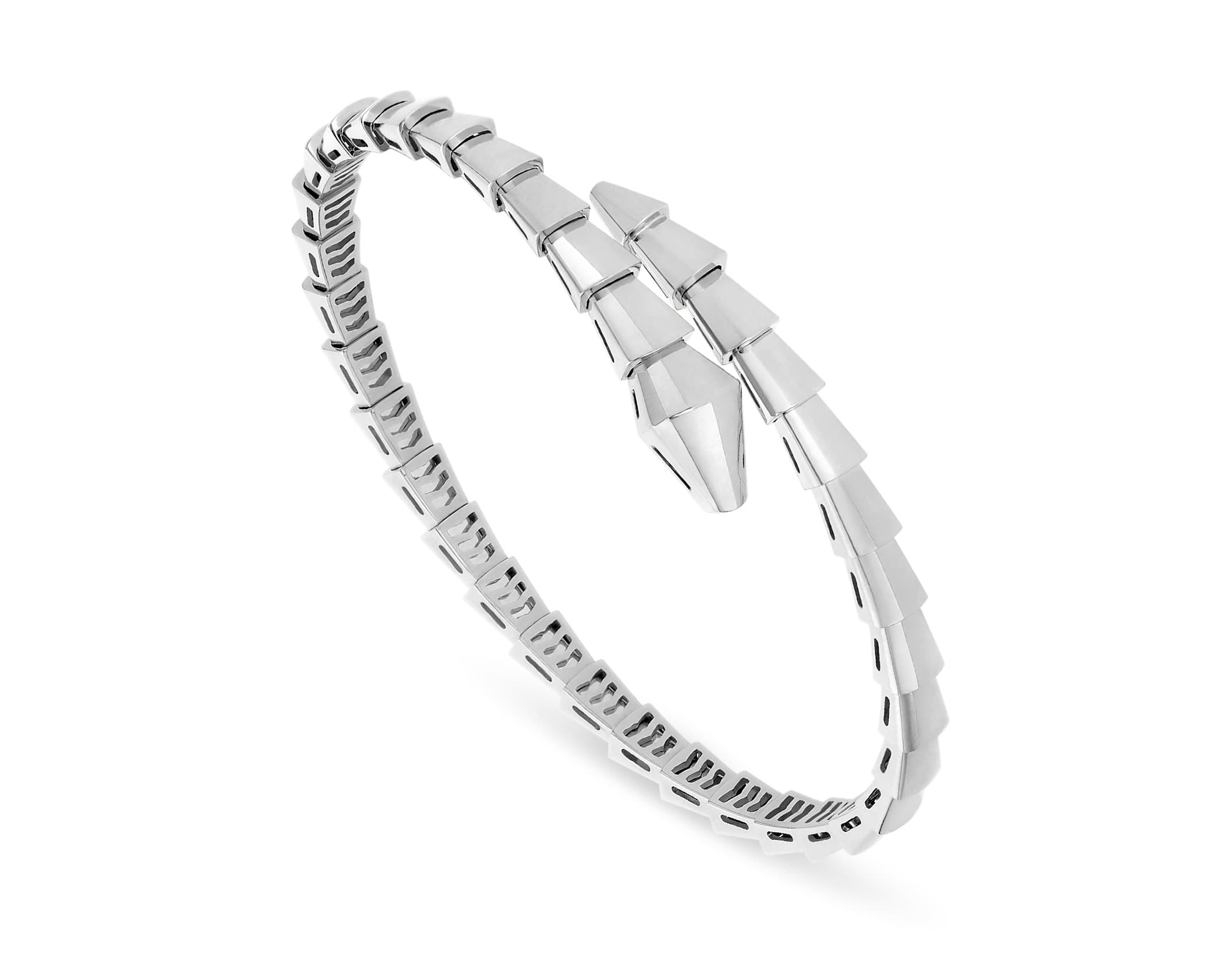 Serpenti Viper系列白K金手環。NT$190,000(寶格麗提供)