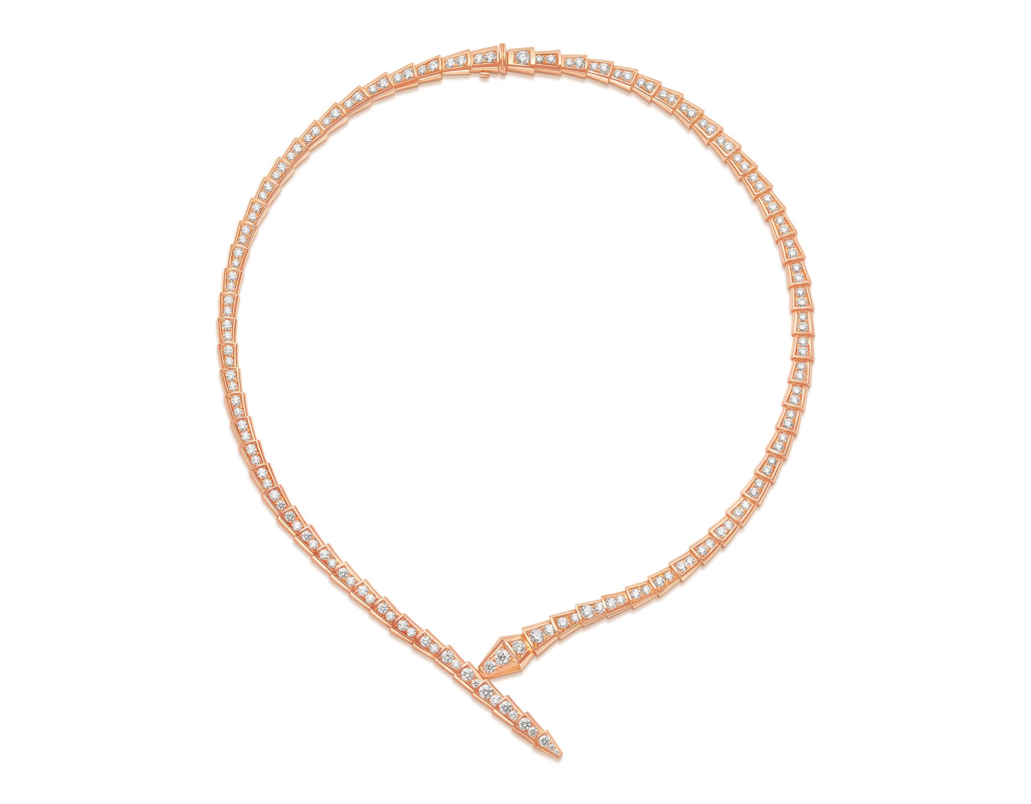 鑲嵌總重逾 40 克拉密鑲鑽石的Serpenti Viper系列玫瑰金鑽石項鍊。NT$1,256,000(寶格麗提供)