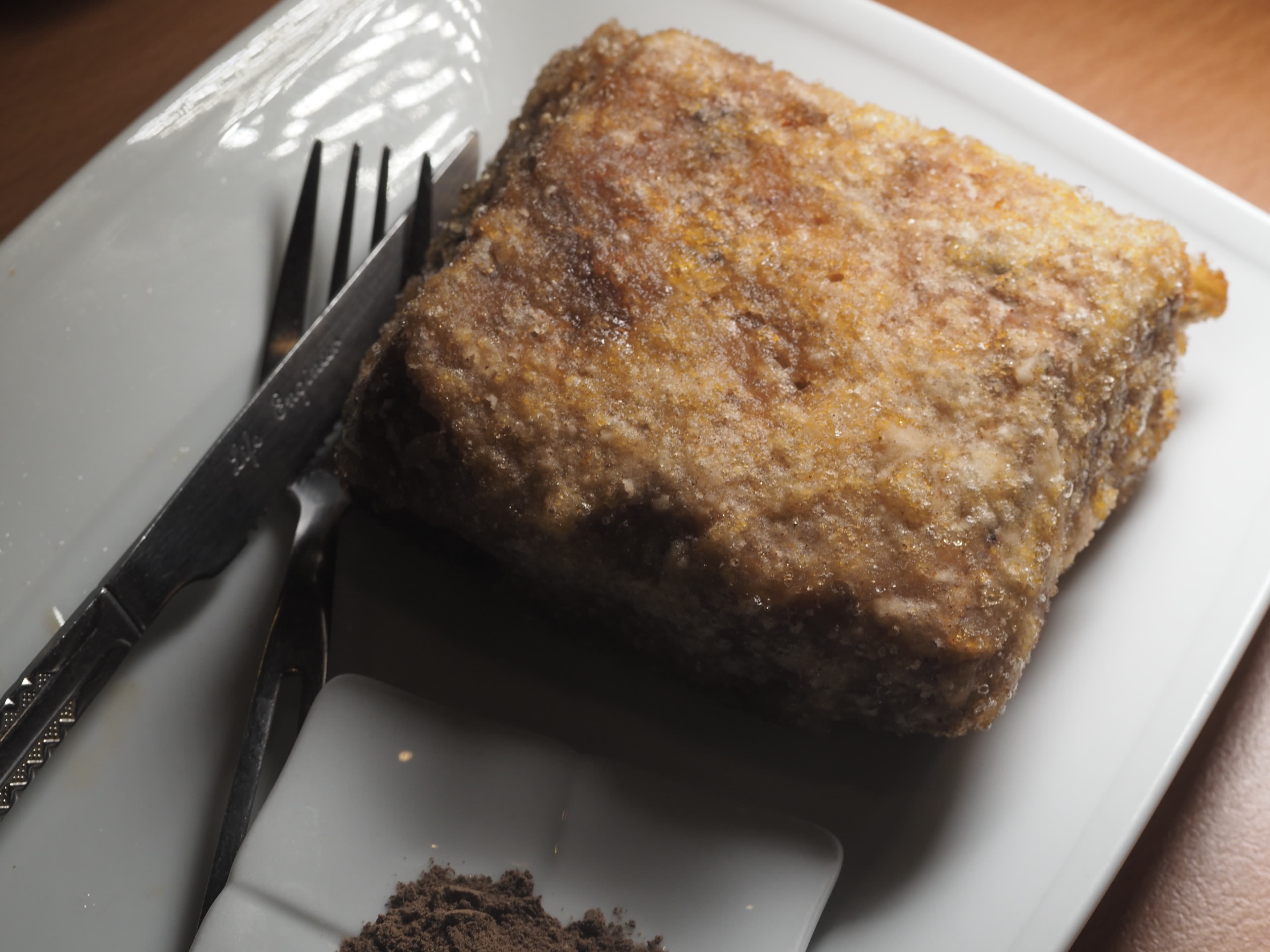 「炙子骨排」整塊上桌，表皮酥脆，用小刀刮有悅耳聲響。（360元／份）