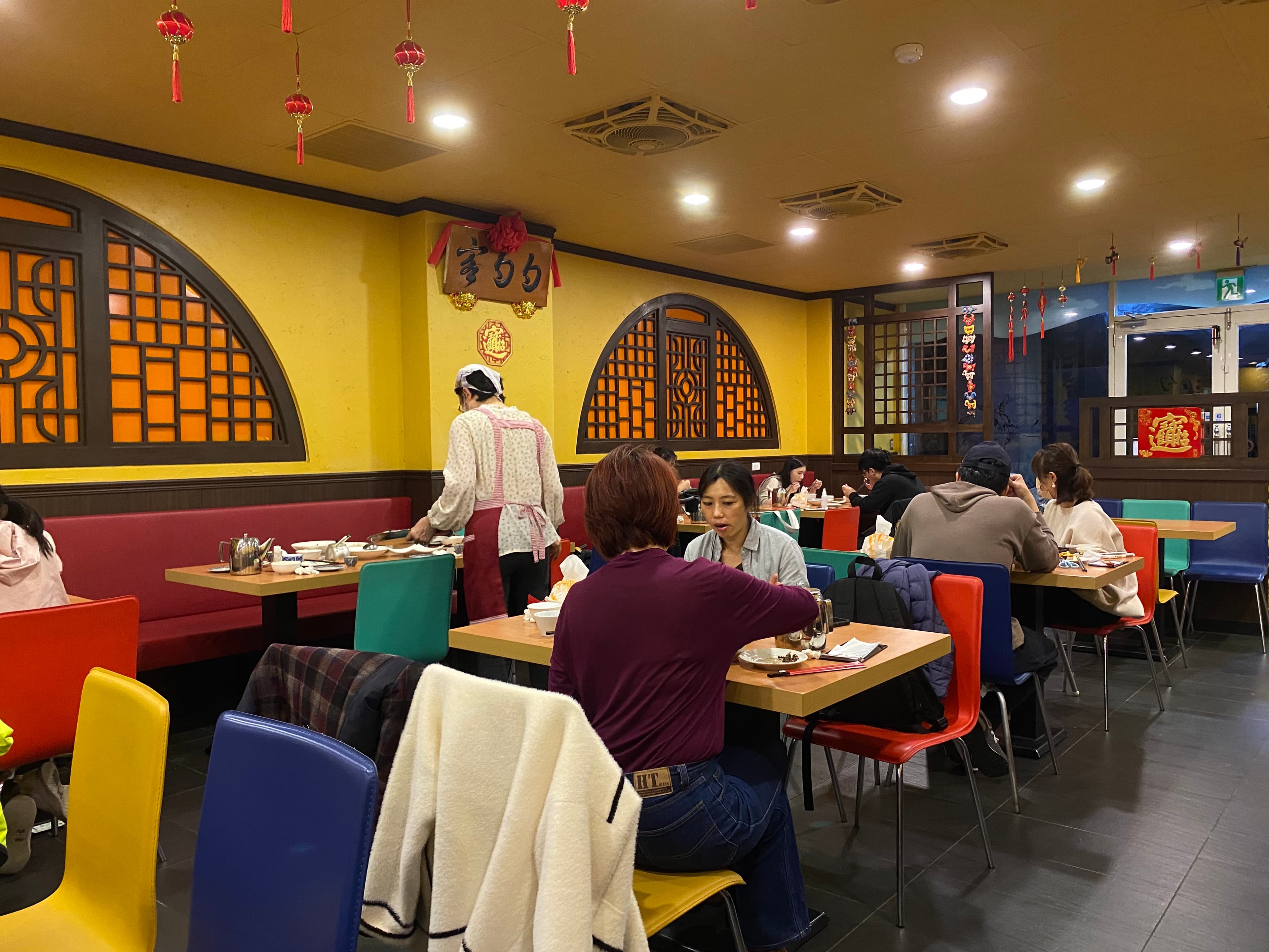 店內配色很有西域風情,但座位間距較小,是較為可惜之處。
