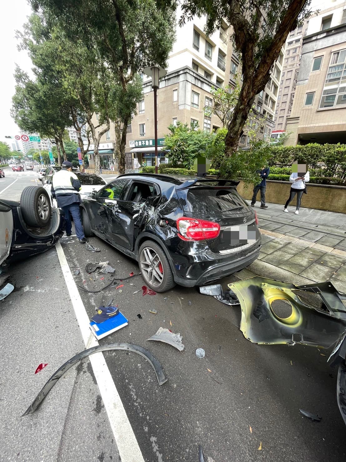 警車擦撞路邊多輛民車。（警方提供）