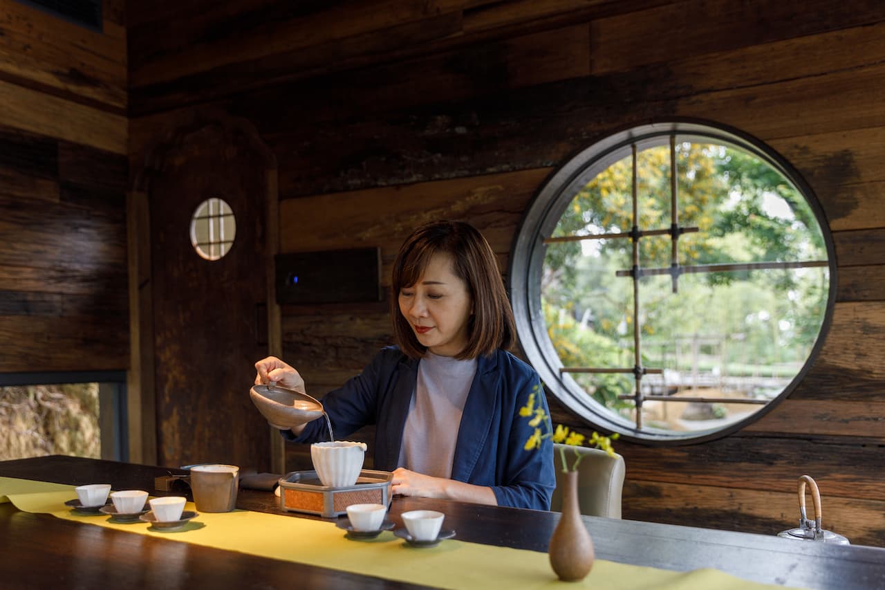 「飛花落院」主理人魏幸怡（Sandy）習茶10年，舉手投足可見美感。