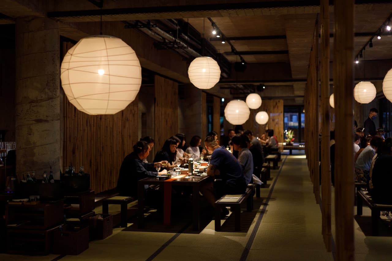 飛花落院開幕一週年餐會上，老客人紛紛回來慶祝用餐。