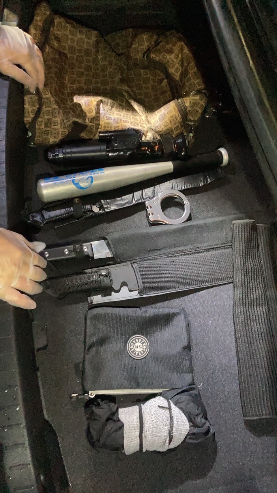 警方起獲開山刀等作案工具。(翻攝畫面)