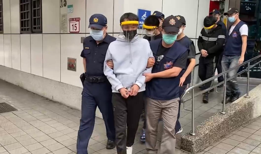 陳姓叔姪假購車、真強盜,被警方依強盜罪等送辦。(翻攝畫面)