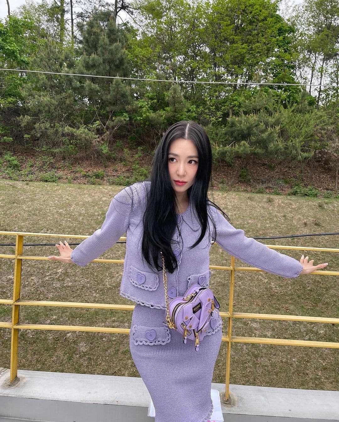 Tiffany的紫色愛心機車包,搭配她一身紫的同色系穿搭,甜中帶辣。(MOSCHINO提供)