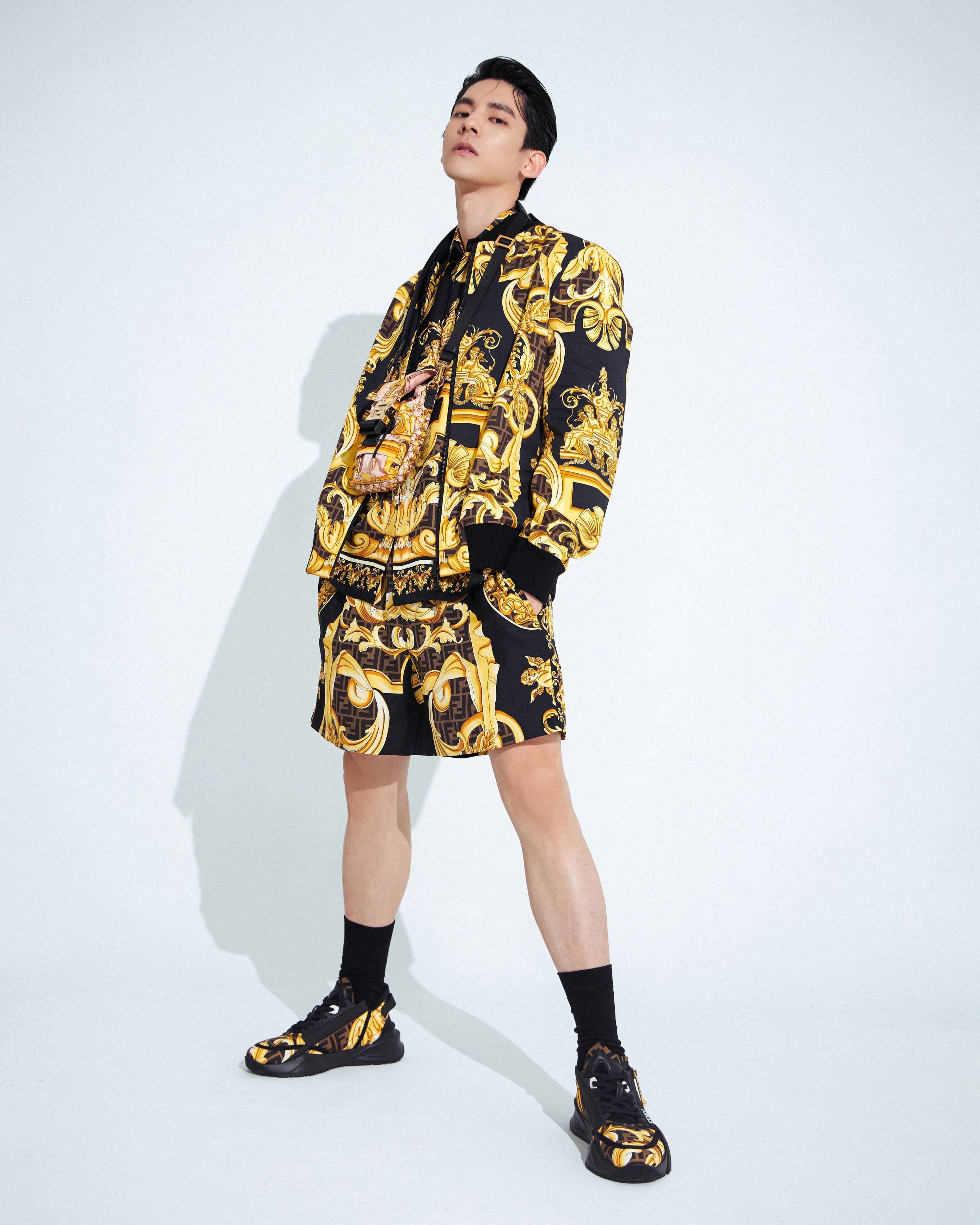 林柏宏以強大的時尚氣場,駕馭花色繁複的聯名系列。(FENDI