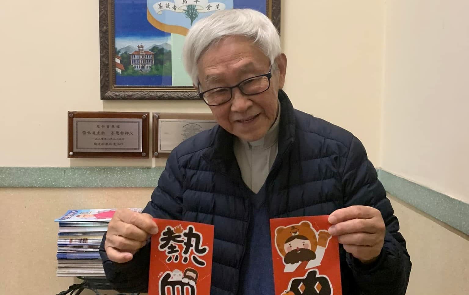 90歲的香港榮休主教陳日君因資助612人道支援基金,遭港警逮捕。(翻攝自陳日君臉書)