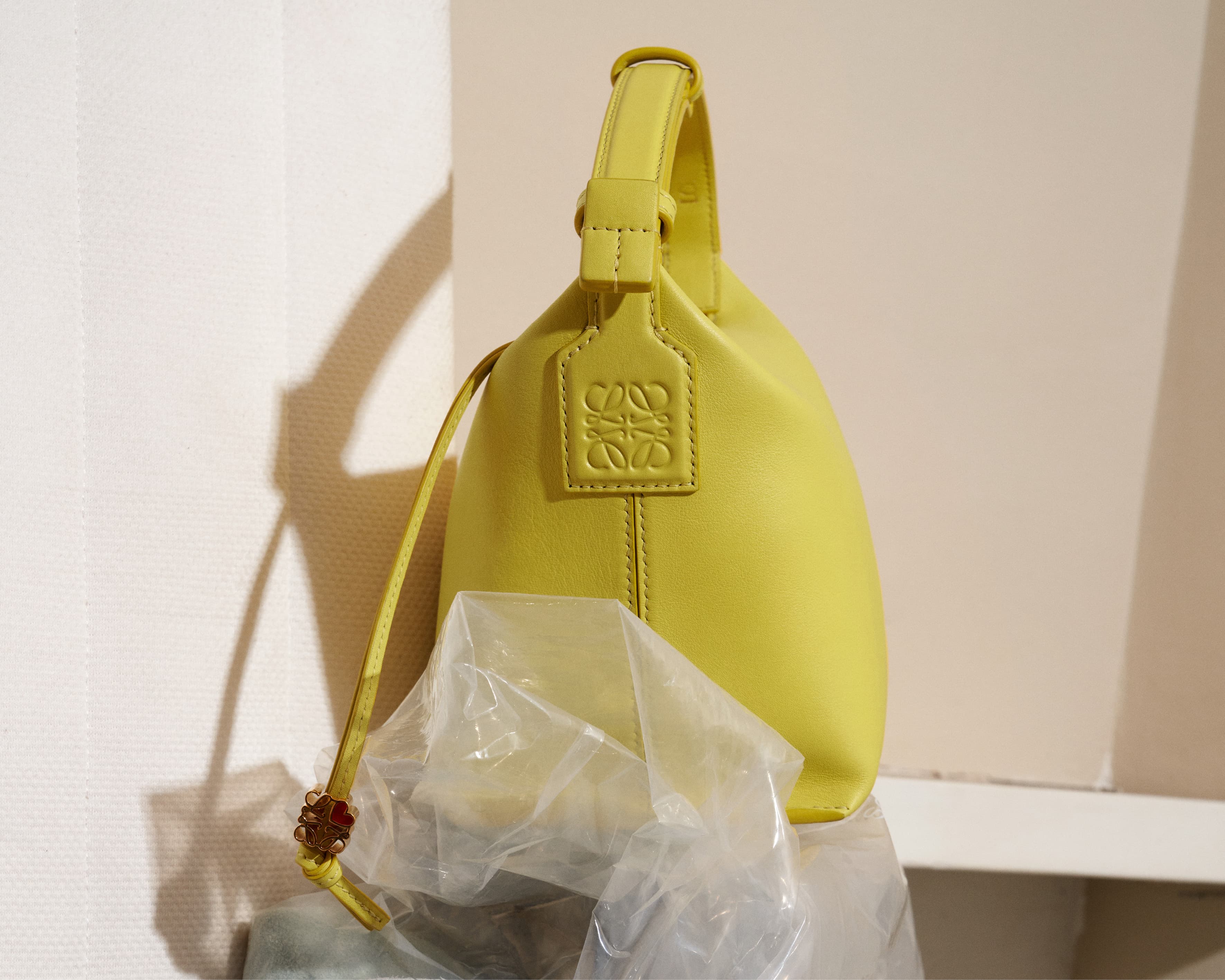 側邊提把有品牌低調的Logo壓印。（LOEWE提供）