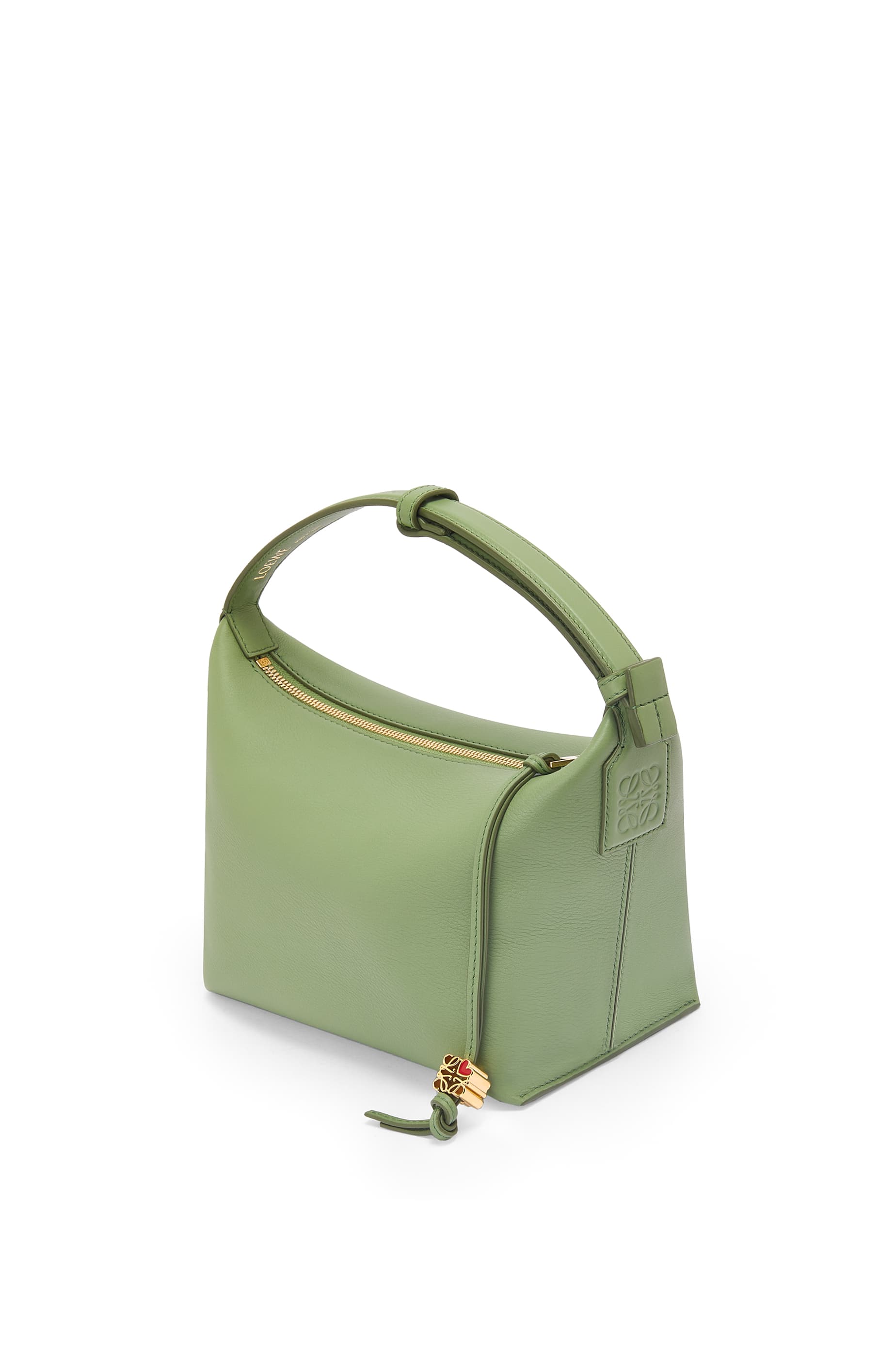 Cubi 520迷迭香綠納帕小牛皮肩背提包，NT$55,000，LOEWE。（LOEWE提供）