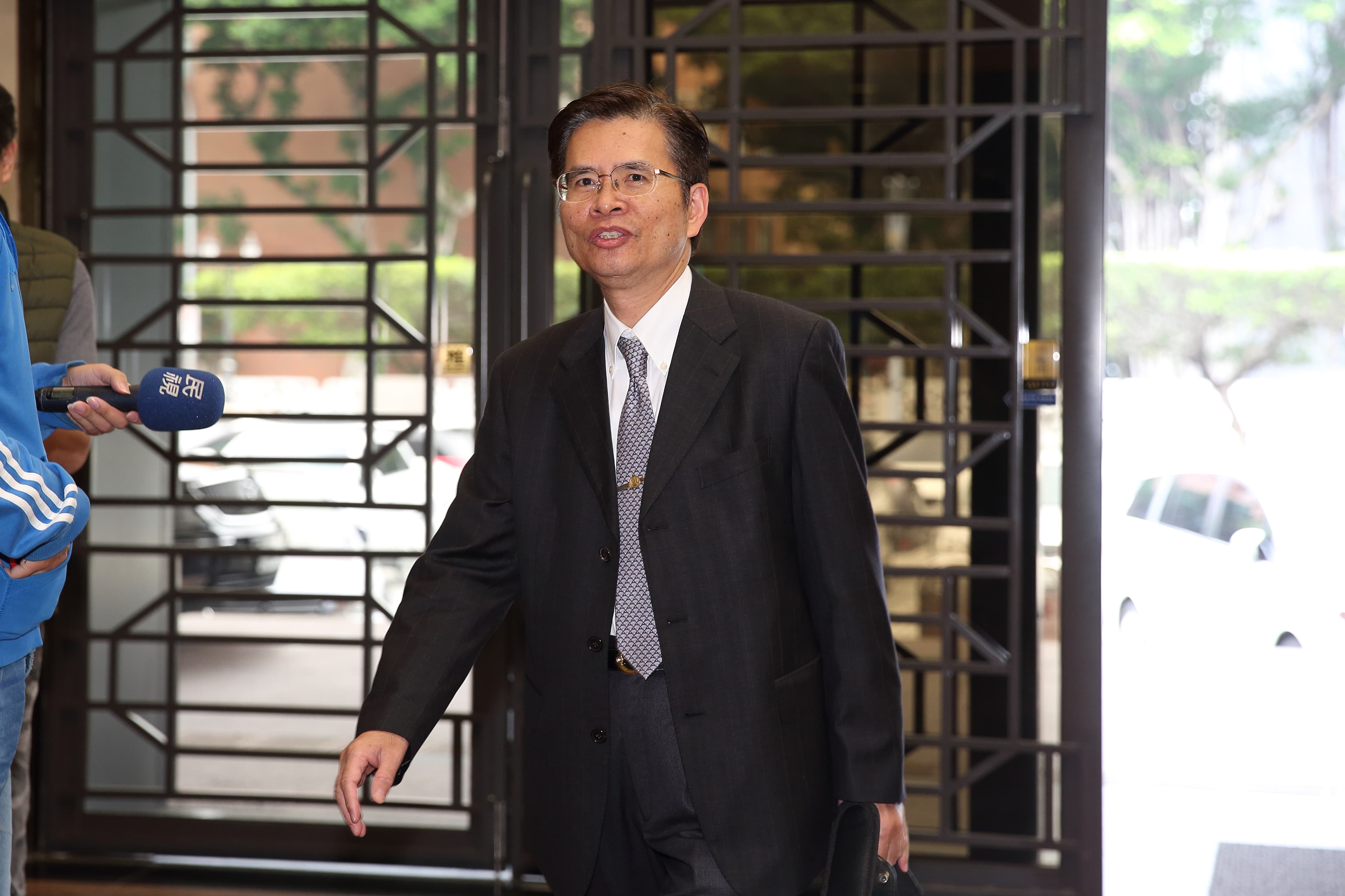 林錦村最近才拿到博士學位,一旦榮升法務部次長,可說雙喜臨門。
