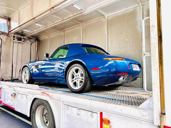 林帛亨11日貼出賣車資訊,被網友認出是超稀有二手車BMW Z8。(翻攝自林帛亨臉書)