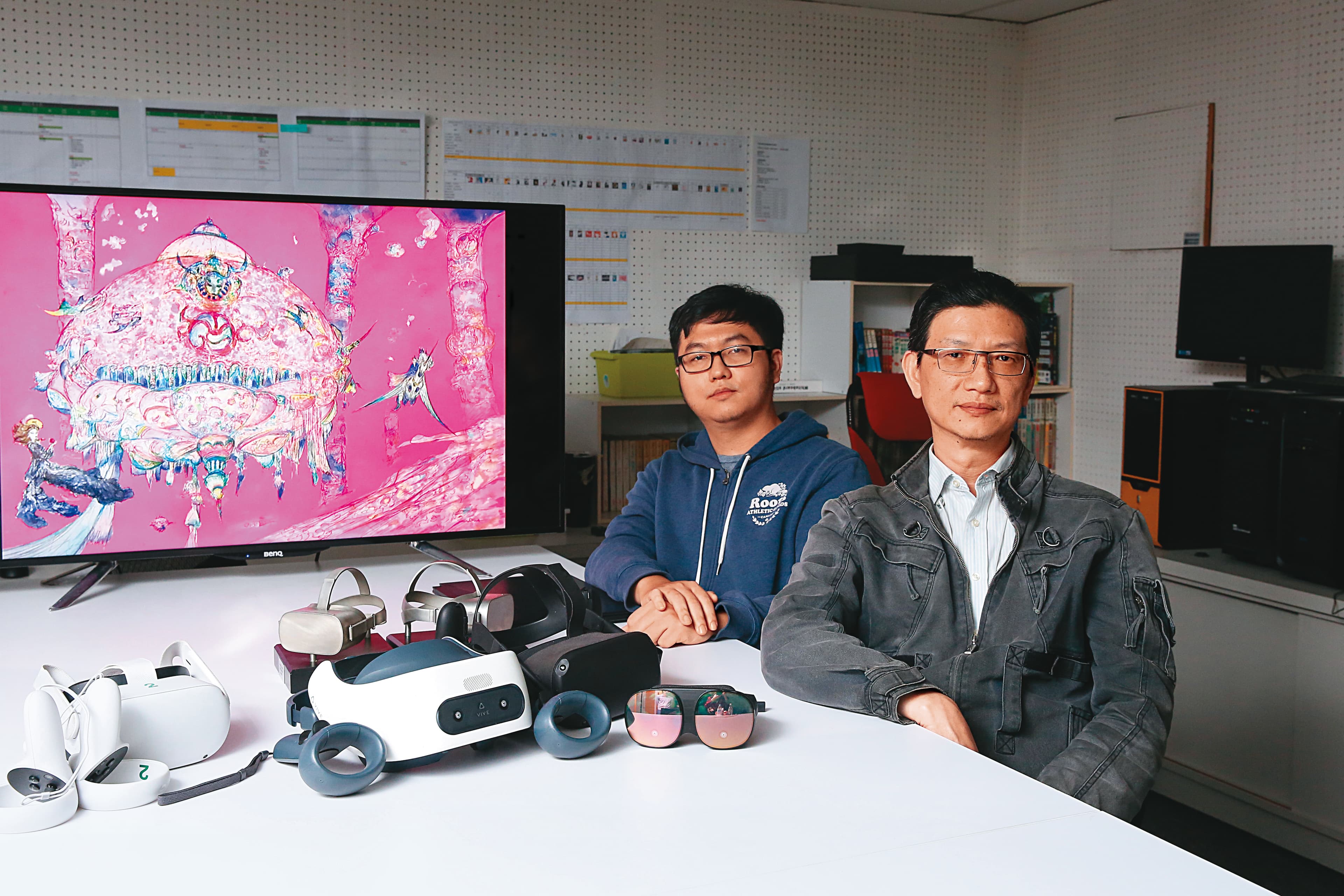 台灣邦鼎科技負責VR技術建立與研發，將上百幅天野喜孝的畫作3D重現，圖為總經理吳雲中（右）、資深程式設計師袁門雋（左）。
