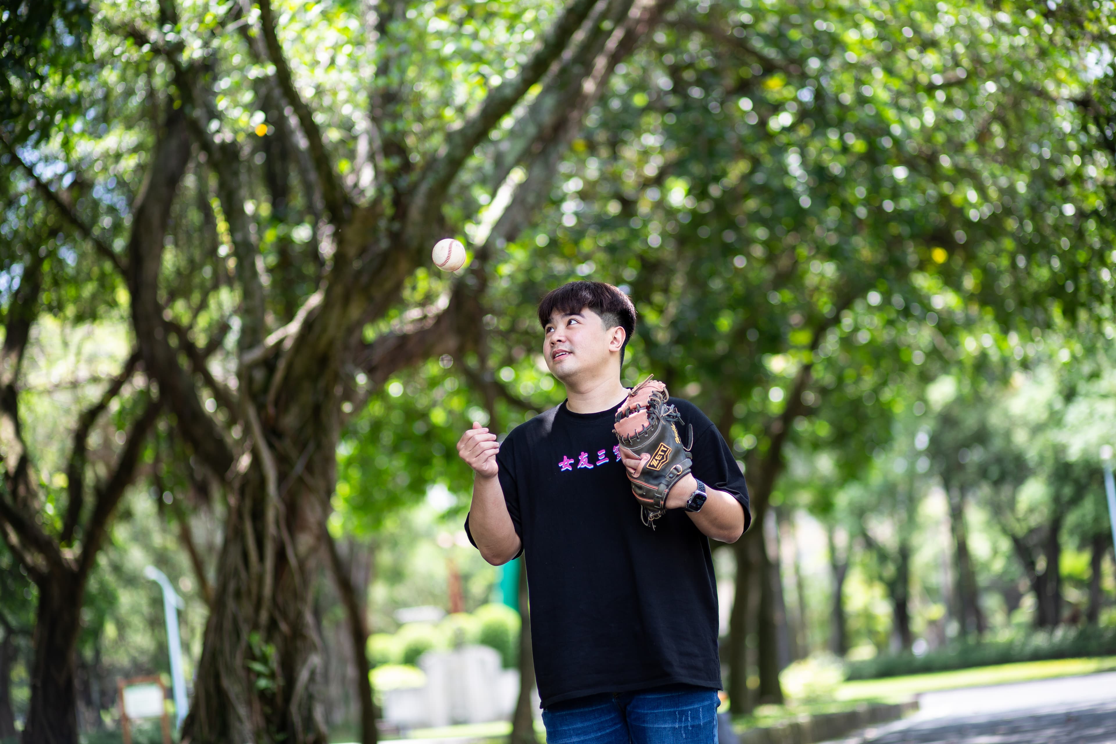 右邊肩膀的習慣性脫臼，是張維傑放棄打棒球的原因。