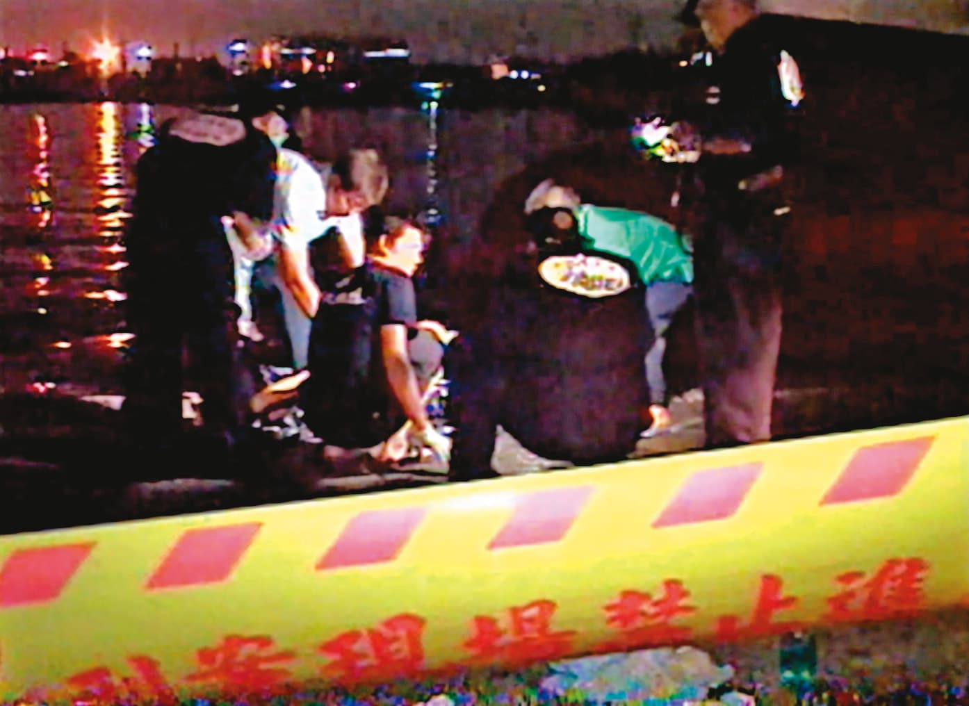 警方在港區拉起封鎖線、漏夜打撈，尋找曾女命案的線索。（東森新聞提供）