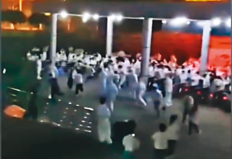 廣達上海廠採取閉環管理得以復工,卻因疫情突破「防疫泡泡」,部分員工擔心染疫,日前發生暴動事件。(翻攝推特)