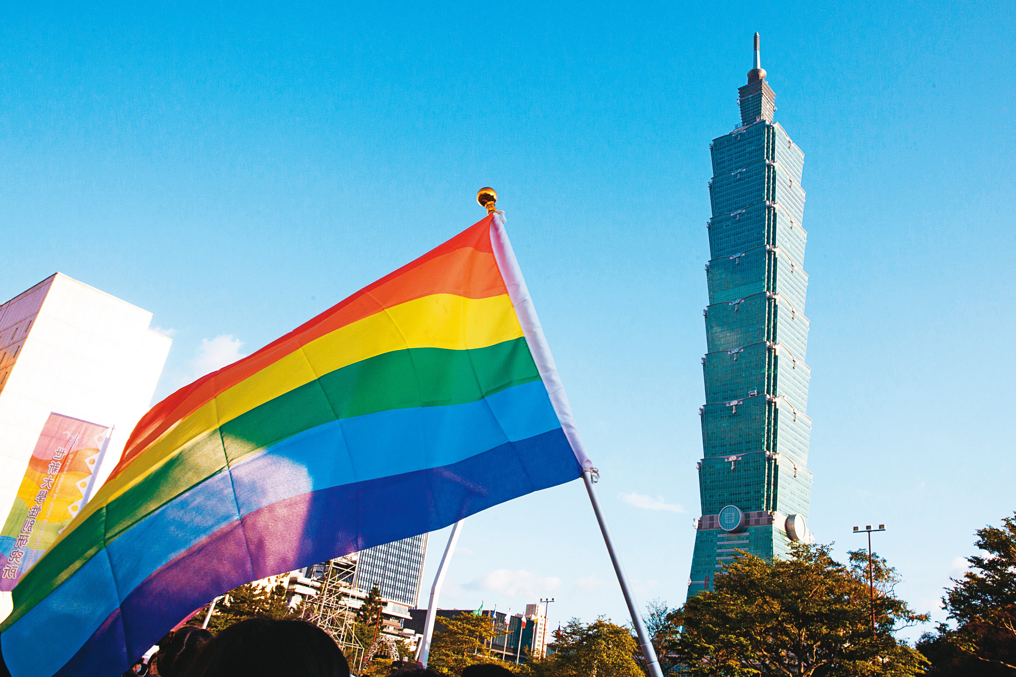 婚姻平權運動歷經祁家威41年奔走,成功與台北市政府針對同性婚姻保障議題聲請大法官解釋,2017年獲宣告同婚應受《憲法》保障。