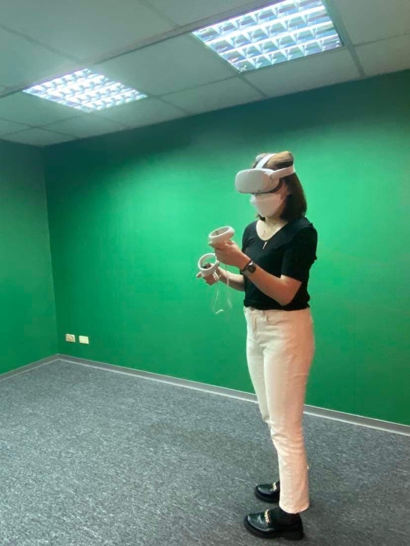 戴上VR設備就可以在線上欣賞天野喜孝VR美術館,手持控制器還能與畫作互動。(貝殼放大提供)