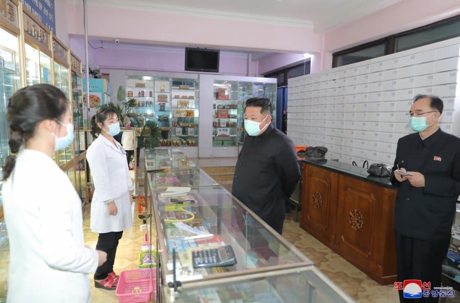 金正恩親自走訪藥局視察,他還罕見在鏡頭前戴上口罩。(翻攝自朝中社)