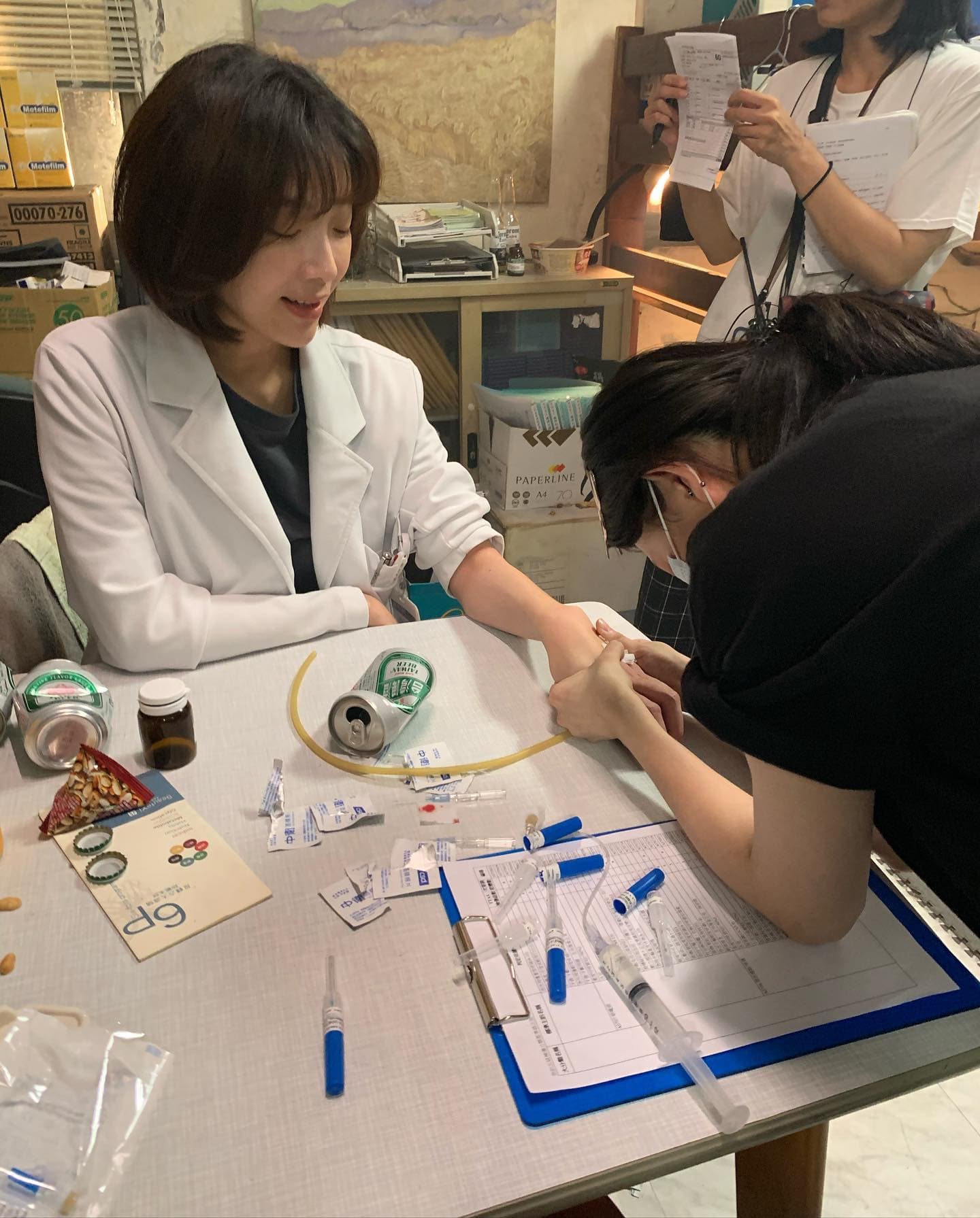 蔡淑臻為一場打點滴的戲,自告奮勇被戳針。(牽猴子提供)