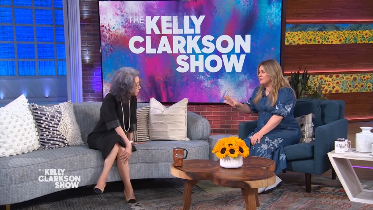 尹汝貞(左)獲邀上《The Kelly Clarkson Show》作客,全身行頭都是自己購入。(翻攝自《The Kelly Clarkson Show》畫面)