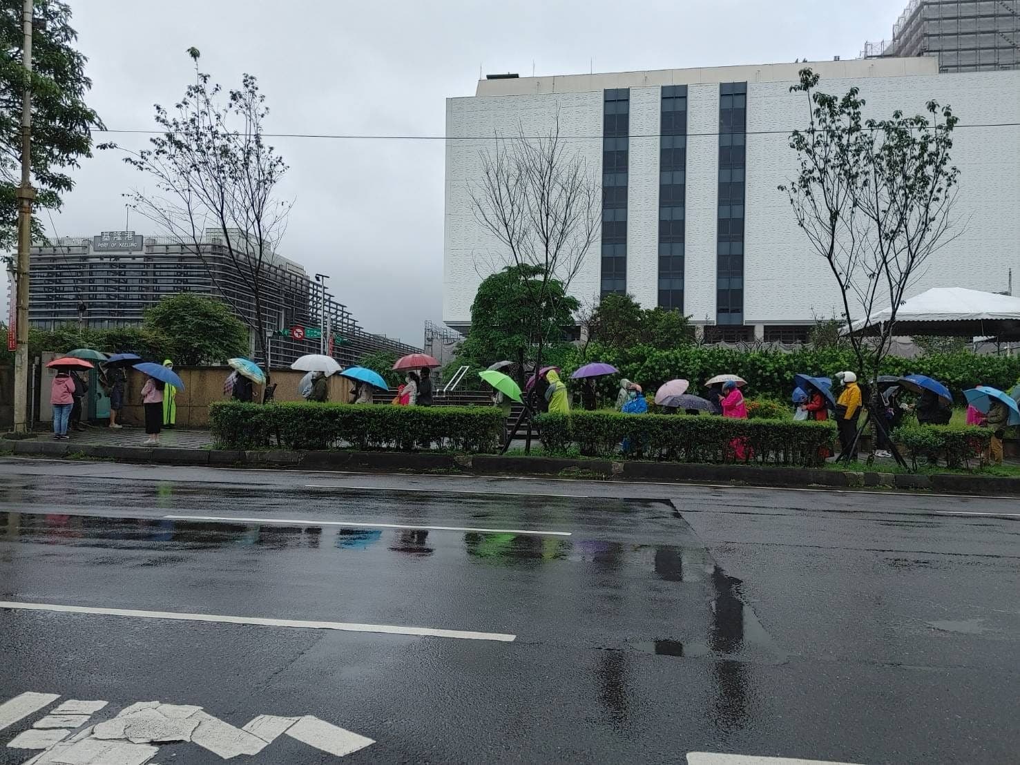 「基隆市民廣場」新防疫指引第一天上路,大排長龍,且天候不佳。 (翻攝自基隆人臉書)