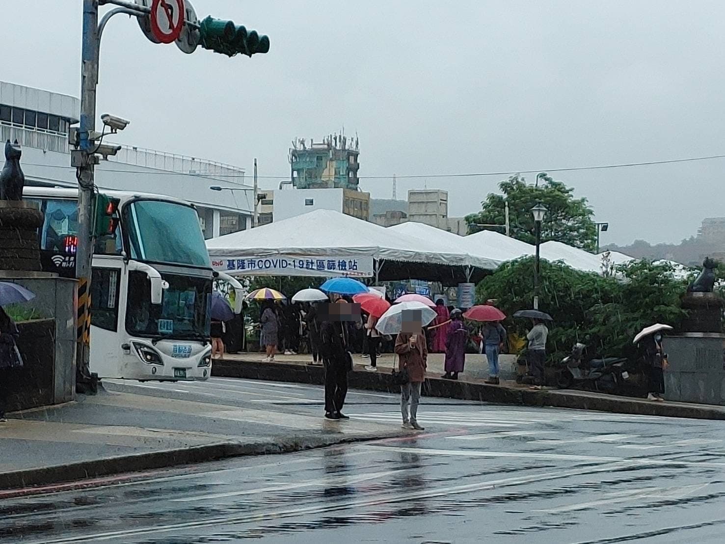「基隆市民廣場」新防疫指引第一天上路,大排長龍,且天候不佳。 (翻攝自基隆人臉書)