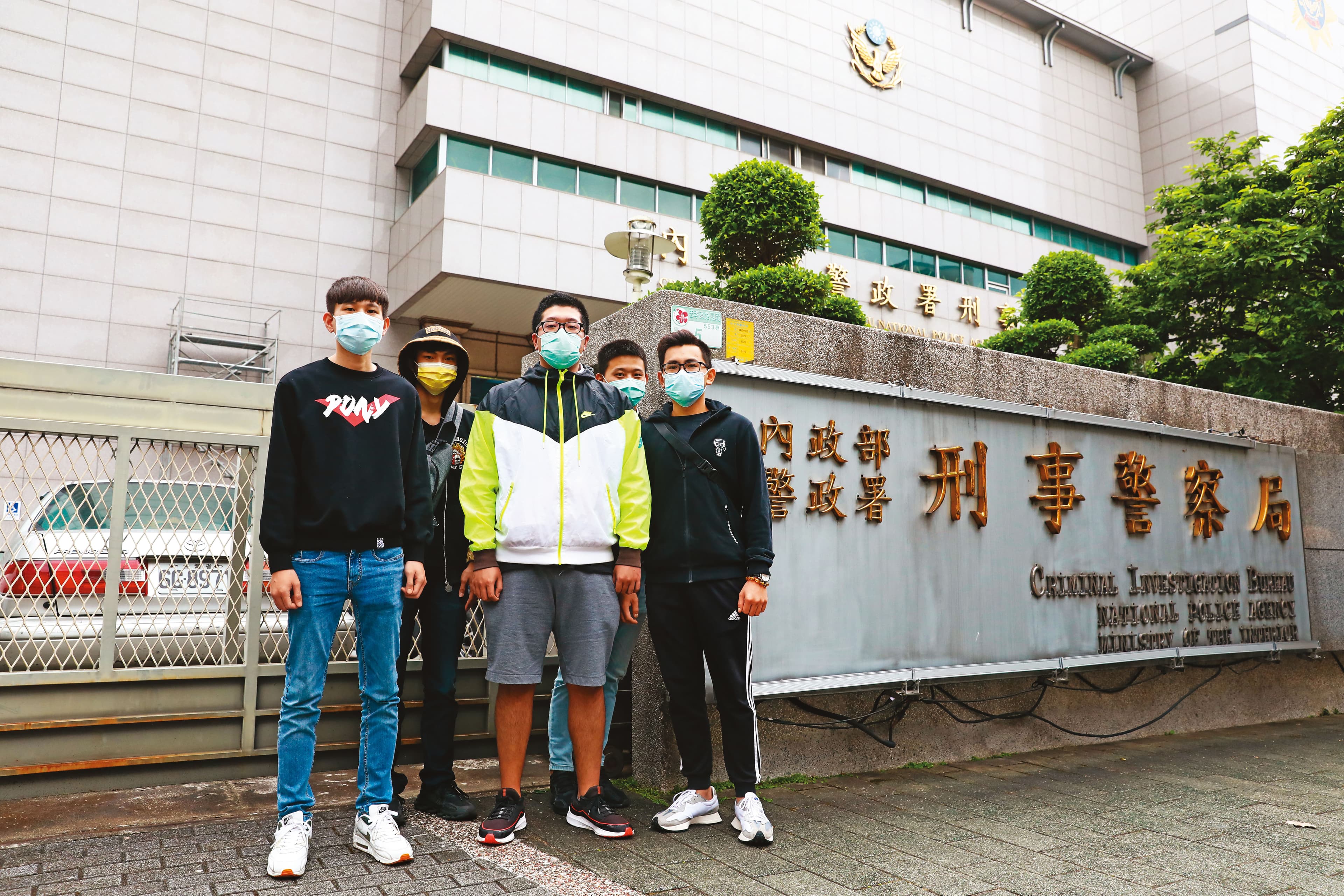 5名台灣年輕人從柬埔寨獲釋回台後,4月初前往刑事警察局報案。