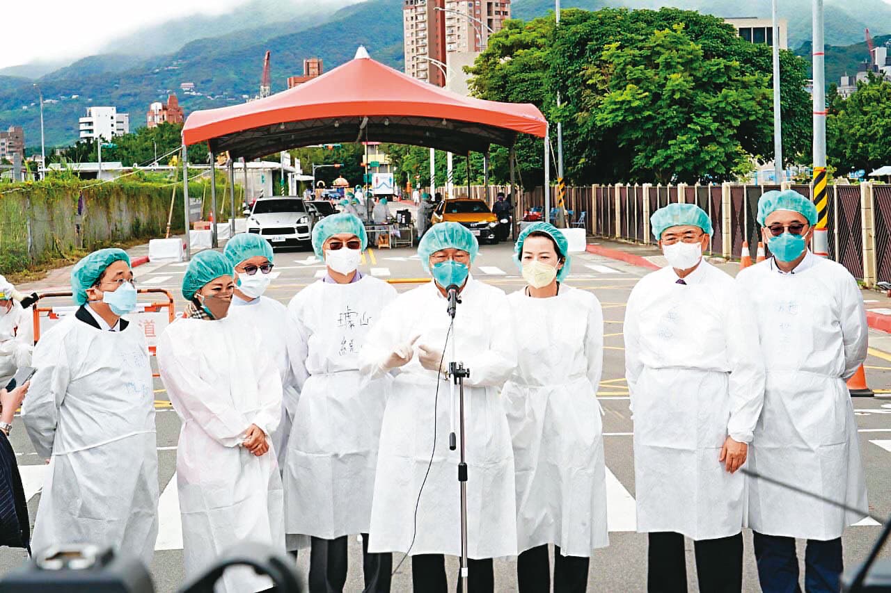 分流採檢壓力,北市在木柵機廠停車場設車來速緩解醫院負擔,中央則宣布在北北基桃增設9個大型篩檢站。(台北市政府提供)