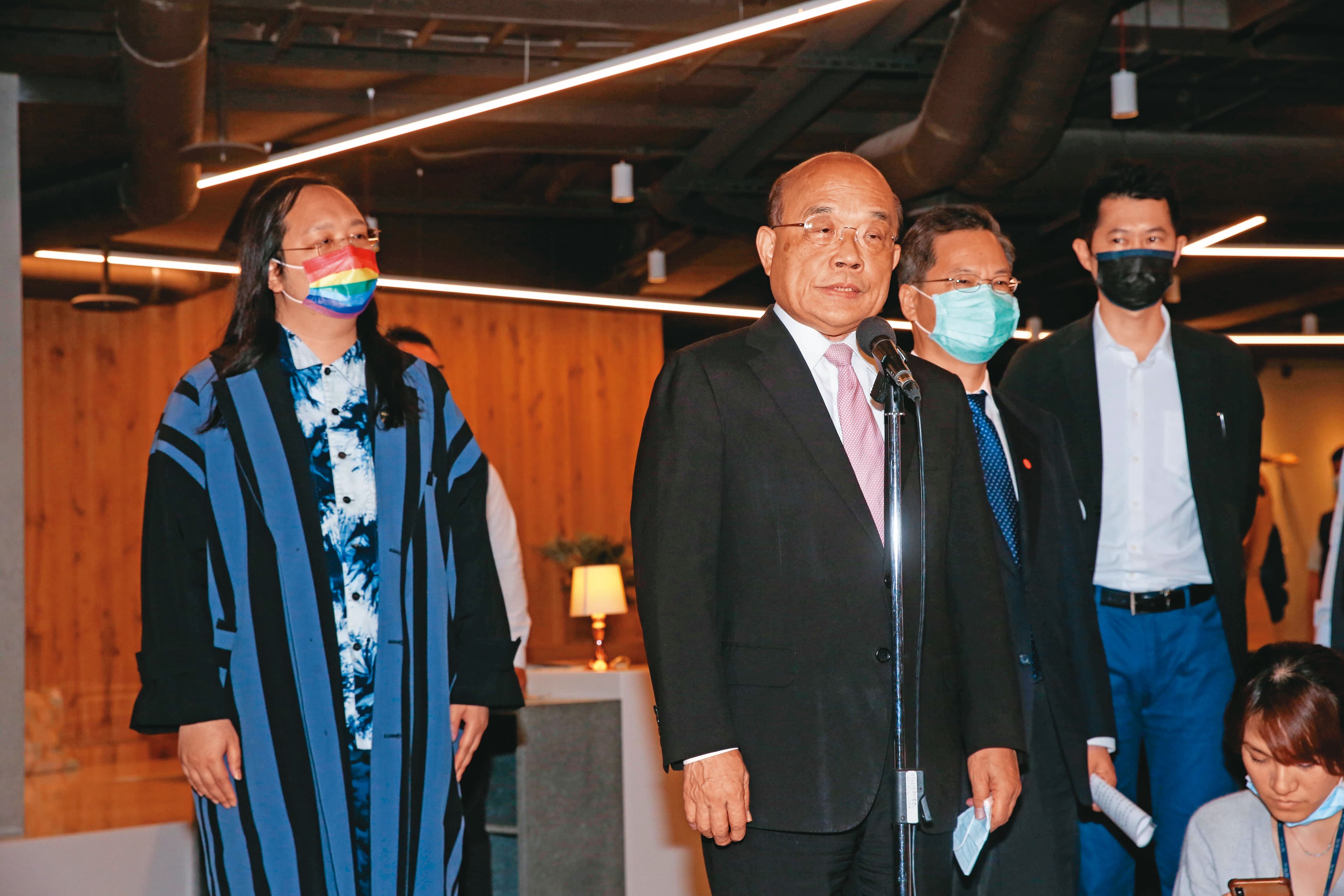 民眾篩檢陽性後常等不到地方政府的確診通知釀民怨,行政院長蘇貞昌邀政委唐鳳著手解決中央與地方通報系統的時間差。